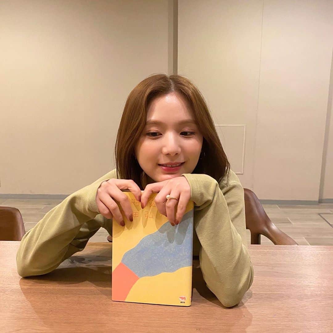 ひよんのインスタグラム：「📚👸 ㅤㅤㅤㅤㅤㅤㅤㅤㅤㅤㅤㅤㅤ 読書の秋なので本でも読もうかしら💭 ㅤㅤㅤㅤㅤㅤㅤㅤㅤㅤㅤㅤㅤ この時着てるトップスは @9unq.official だよ🥳✨ 新作の #乙女あきリボントップス 🎀 明日の10/10 12:30から販売開始予定😍 ㅤㅤㅤㅤㅤㅤㅤㅤㅤㅤㅤㅤㅤ ピスタチオカラーきゃわ💚 ブラウンもあるよ🧸🧡 ㅤㅤㅤㅤㅤㅤㅤㅤㅤㅤㅤㅤㅤ #fashion #coordinate #9unq #ootd #newarrivals #패션 #오오티디 #데일리룩 #가을코디 #희영 #クアンク #新作 #秋コーデ #秋服コーデ #ひよん」