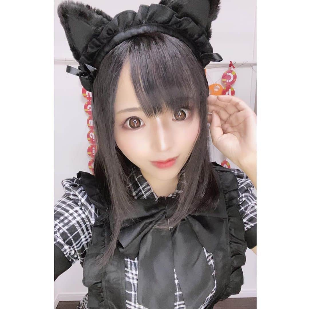 なつみさんのインスタグラム写真 - (なつみInstagram)「ハロウィン🎃コスプレ祭りVol.3👻 10月8日は黒猫メイド🐱🖤コスでの配信でした💗  本日もお待ちしております、ご主人様🥰 ฅ*•ω•*ฅ♡  Pocochaアイテム「魔法のお城」を下さった方にその日の コスプレのポストカード💌をプレゼントしています😘 ぜひ参加してくださいね📮💞  今月8日〜28日のコスプレの中から、後日人気投票📊を行います❣️３つお気に入りを選んでおいて下さいね💕 29日〜31日にもう一度着ます👗✨  #ライブ配信#Pococha#Pocochaライバー#ポコチャ#ライバー#バセドウ病#吃音症#八重歯#宅建士#宅建#宅地建物取引士#不動産営業#イギリス留学#🧢なつみ👻🍊Natsumi#コスプレ#コスプレ配信#メイド#メイド服#黒猫コス#黒猫コスプレ#メイドコス#メイドコスプレ#黒猫メイド#黒猫メイドコス#黒猫メイドコスプレ#ネココス#ネココスプレ#洋楽#歴史韓ドラ#フリーライバー」10月9日 12時55分 - natsumipeanuts