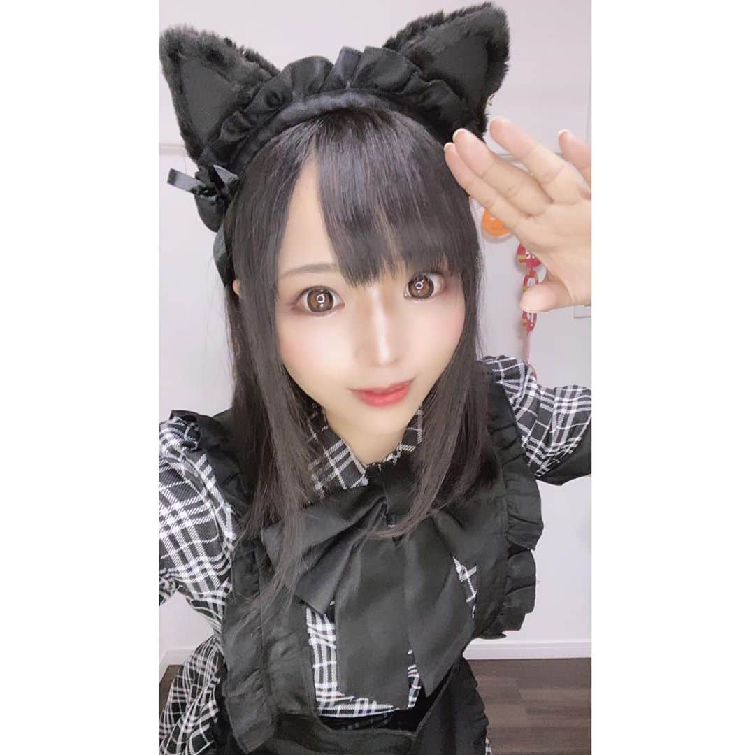 なつみさんのインスタグラム写真 - (なつみInstagram)「ハロウィン🎃コスプレ祭りVol.3👻 10月8日は黒猫メイド🐱🖤コスでの配信でした💗  本日もお待ちしております、ご主人様🥰 ฅ*•ω•*ฅ♡  Pocochaアイテム「魔法のお城」を下さった方にその日の コスプレのポストカード💌をプレゼントしています😘 ぜひ参加してくださいね📮💞  今月8日〜28日のコスプレの中から、後日人気投票📊を行います❣️３つお気に入りを選んでおいて下さいね💕 29日〜31日にもう一度着ます👗✨  #ライブ配信#Pococha#Pocochaライバー#ポコチャ#ライバー#バセドウ病#吃音症#八重歯#宅建士#宅建#宅地建物取引士#不動産営業#イギリス留学#🧢なつみ👻🍊Natsumi#コスプレ#コスプレ配信#メイド#メイド服#黒猫コス#黒猫コスプレ#メイドコス#メイドコスプレ#黒猫メイド#黒猫メイドコス#黒猫メイドコスプレ#ネココス#ネココスプレ#洋楽#歴史韓ドラ#フリーライバー」10月9日 12時55分 - natsumipeanuts