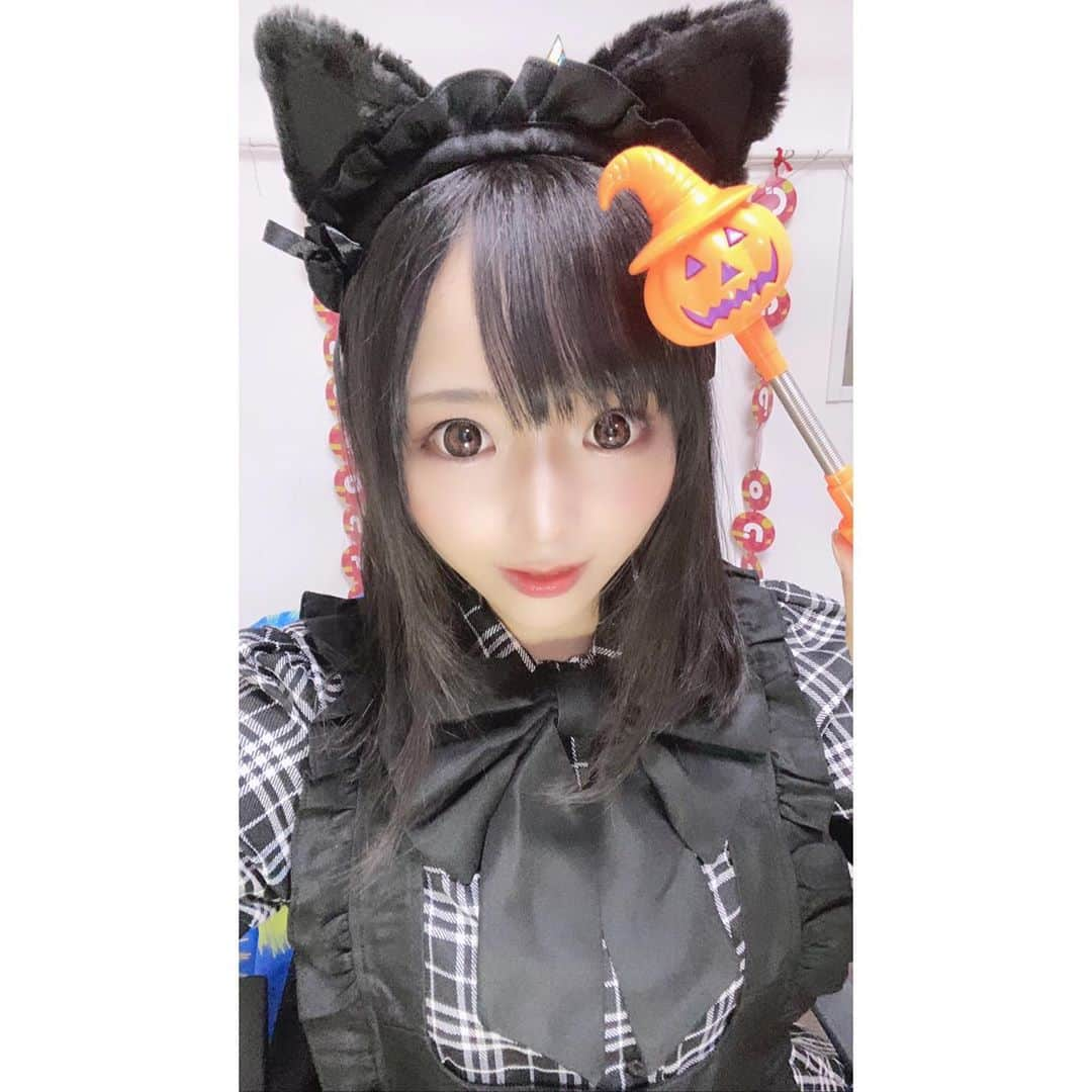 なつみさんのインスタグラム写真 - (なつみInstagram)「ハロウィン🎃コスプレ祭りVol.3👻 10月8日は黒猫メイド🐱🖤コスでの配信でした💗  本日もお待ちしております、ご主人様🥰 ฅ*•ω•*ฅ♡  Pocochaアイテム「魔法のお城」を下さった方にその日の コスプレのポストカード💌をプレゼントしています😘 ぜひ参加してくださいね📮💞  今月8日〜28日のコスプレの中から、後日人気投票📊を行います❣️３つお気に入りを選んでおいて下さいね💕 29日〜31日にもう一度着ます👗✨  #ライブ配信#Pococha#Pocochaライバー#ポコチャ#ライバー#バセドウ病#吃音症#八重歯#宅建士#宅建#宅地建物取引士#不動産営業#イギリス留学#🧢なつみ👻🍊Natsumi#コスプレ#コスプレ配信#メイド#メイド服#黒猫コス#黒猫コスプレ#メイドコス#メイドコスプレ#黒猫メイド#黒猫メイドコス#黒猫メイドコスプレ#ネココス#ネココスプレ#洋楽#歴史韓ドラ#フリーライバー」10月9日 12時55分 - natsumipeanuts