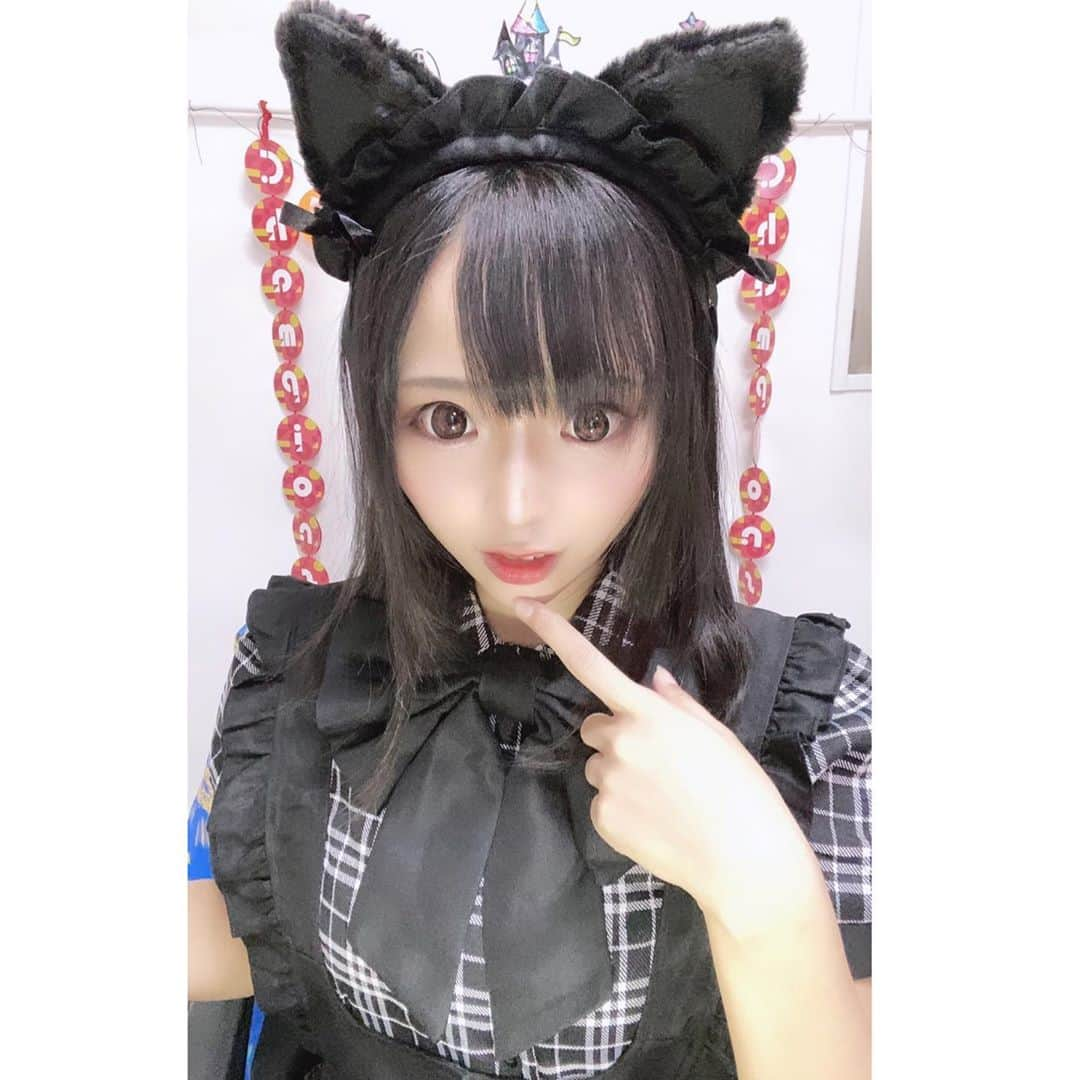 なつみさんのインスタグラム写真 - (なつみInstagram)「ハロウィン🎃コスプレ祭りVol.3👻 10月8日は黒猫メイド🐱🖤コスでの配信でした💗  本日もお待ちしております、ご主人様🥰 ฅ*•ω•*ฅ♡  Pocochaアイテム「魔法のお城」を下さった方にその日の コスプレのポストカード💌をプレゼントしています😘 ぜひ参加してくださいね📮💞  今月8日〜28日のコスプレの中から、後日人気投票📊を行います❣️３つお気に入りを選んでおいて下さいね💕 29日〜31日にもう一度着ます👗✨  #ライブ配信#Pococha#Pocochaライバー#ポコチャ#ライバー#バセドウ病#吃音症#八重歯#宅建士#宅建#宅地建物取引士#不動産営業#イギリス留学#🧢なつみ👻🍊Natsumi#コスプレ#コスプレ配信#メイド#メイド服#黒猫コス#黒猫コスプレ#メイドコス#メイドコスプレ#黒猫メイド#黒猫メイドコス#黒猫メイドコスプレ#ネココス#ネココスプレ#洋楽#歴史韓ドラ#フリーライバー」10月9日 12時55分 - natsumipeanuts