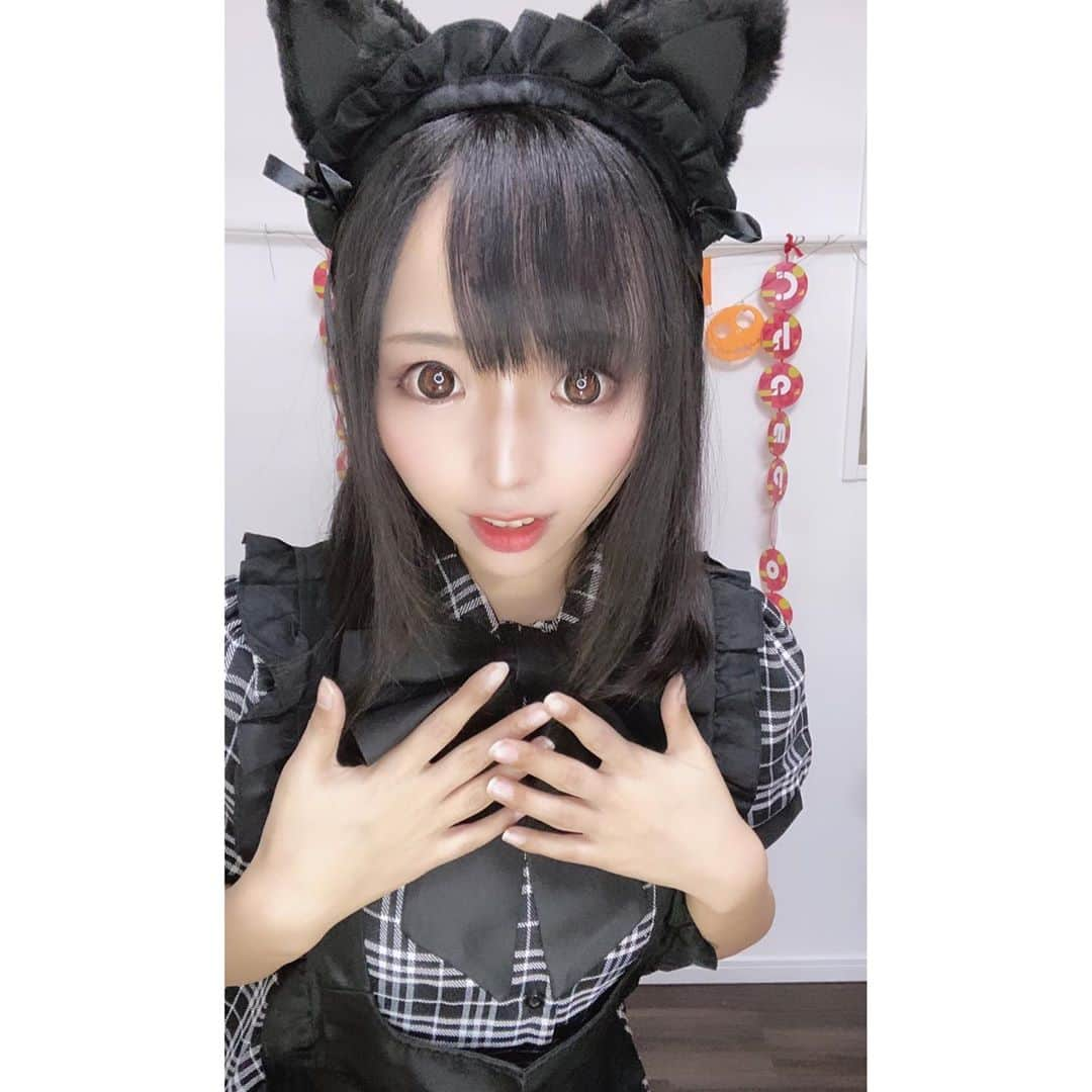 なつみさんのインスタグラム写真 - (なつみInstagram)「ハロウィン🎃コスプレ祭りVol.3👻 10月8日は黒猫メイド🐱🖤コスでの配信でした💗  本日もお待ちしております、ご主人様🥰 ฅ*•ω•*ฅ♡  Pocochaアイテム「魔法のお城」を下さった方にその日の コスプレのポストカード💌をプレゼントしています😘 ぜひ参加してくださいね📮💞  今月8日〜28日のコスプレの中から、後日人気投票📊を行います❣️３つお気に入りを選んでおいて下さいね💕 29日〜31日にもう一度着ます👗✨  #ライブ配信#Pococha#Pocochaライバー#ポコチャ#ライバー#バセドウ病#吃音症#八重歯#宅建士#宅建#宅地建物取引士#不動産営業#イギリス留学#🧢なつみ👻🍊Natsumi#コスプレ#コスプレ配信#メイド#メイド服#黒猫コス#黒猫コスプレ#メイドコス#メイドコスプレ#黒猫メイド#黒猫メイドコス#黒猫メイドコスプレ#ネココス#ネココスプレ#洋楽#歴史韓ドラ#フリーライバー」10月9日 12時55分 - natsumipeanuts