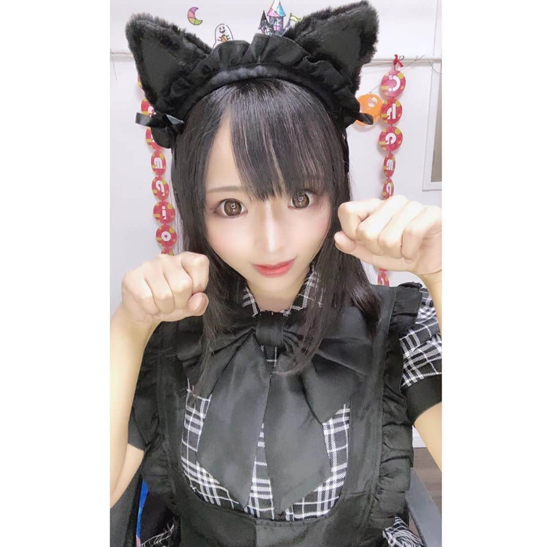 なつみさんのインスタグラム写真 - (なつみInstagram)「ハロウィン🎃コスプレ祭りVol.3👻 10月8日は黒猫メイド🐱🖤コスでの配信でした💗  本日もお待ちしております、ご主人様🥰 ฅ*•ω•*ฅ♡  Pocochaアイテム「魔法のお城」を下さった方にその日の コスプレのポストカード💌をプレゼントしています😘 ぜひ参加してくださいね📮💞  今月8日〜28日のコスプレの中から、後日人気投票📊を行います❣️３つお気に入りを選んでおいて下さいね💕 29日〜31日にもう一度着ます👗✨  #ライブ配信#Pococha#Pocochaライバー#ポコチャ#ライバー#バセドウ病#吃音症#八重歯#宅建士#宅建#宅地建物取引士#不動産営業#イギリス留学#🧢なつみ👻🍊Natsumi#コスプレ#コスプレ配信#メイド#メイド服#黒猫コス#黒猫コスプレ#メイドコス#メイドコスプレ#黒猫メイド#黒猫メイドコス#黒猫メイドコスプレ#ネココス#ネココスプレ#洋楽#歴史韓ドラ#フリーライバー」10月9日 12時55分 - natsumipeanuts