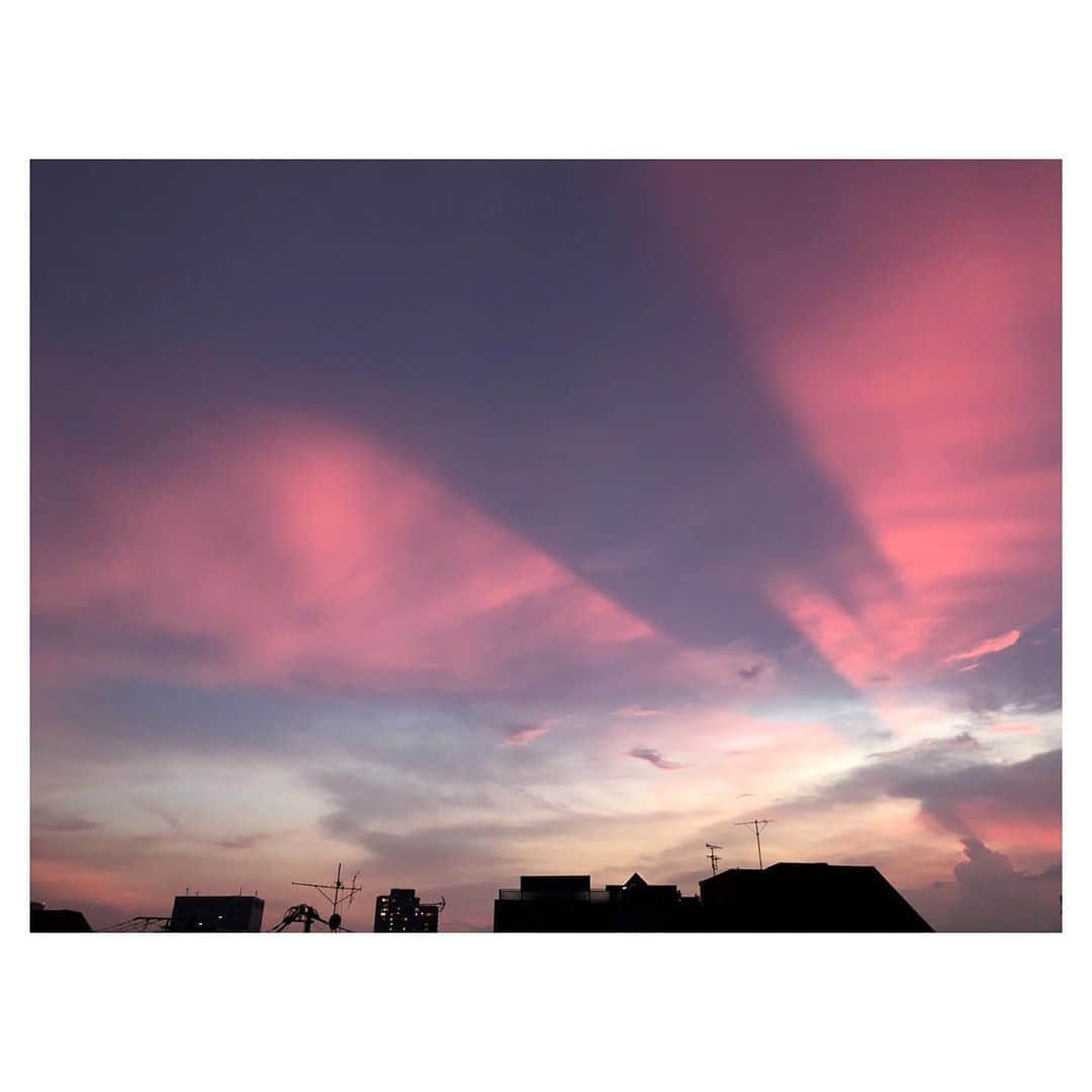理絵さんのインスタグラム写真 - (理絵Instagram)「最近お気に入りの空模様にならないな  写真は過去に撮影した空  #cielo_rie で過去の空模様が観られますよー  #sky #cielo #空 #하늘 #空模様 #過去pic」10月9日 12時57分 - ____rie____