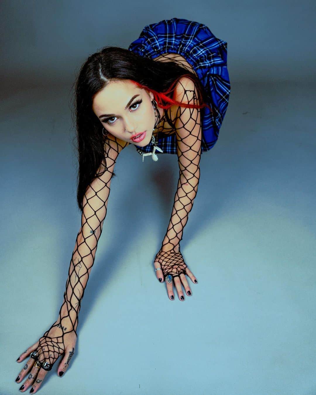 マギー・リンデマンのインスタグラム：「SCISSORHANDS OUT NOW🕷✂️ so fucking psyched for you guys to finally hear it!! lemme know what u think🖤 link in biiiioooo」