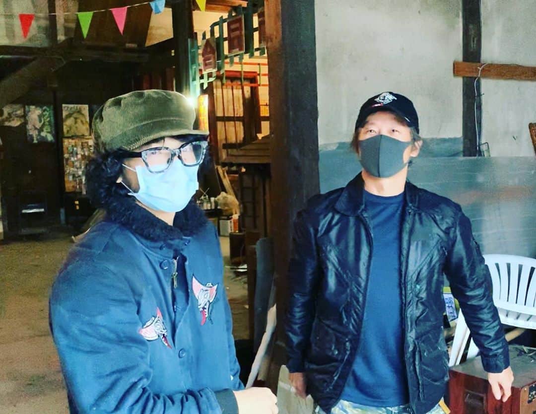 入江悠のインスタグラム：「台風に揺れる自主映画の現場に舞い降りた救世主たち。小道具・武富くんとアクション森崎さん。お二人とも『AI崩壊』スタッフさん。ありがたい。  #シュシュシュの娘 https://motion-gallery.net/projects/irie-movie」
