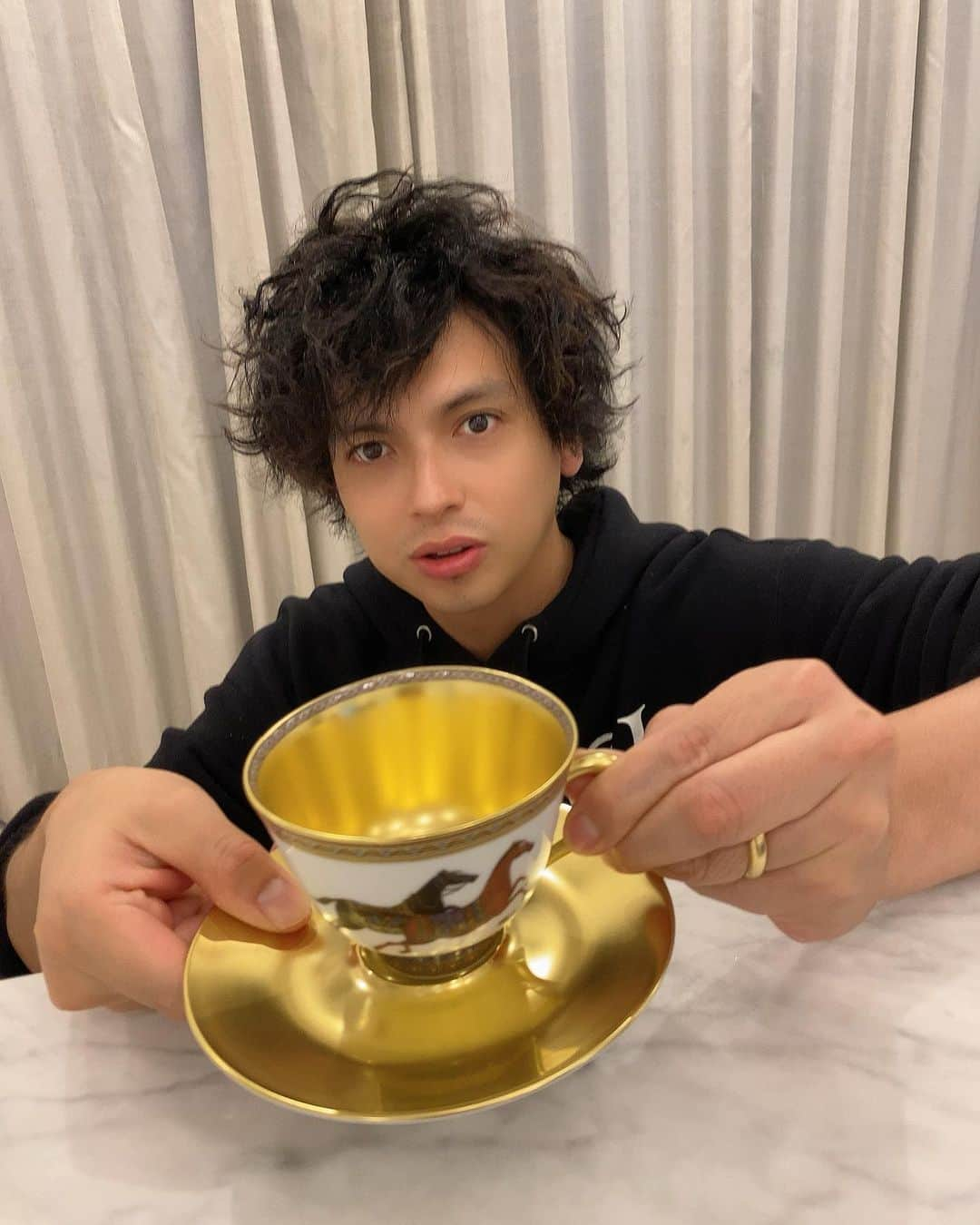 アレクサンダーさんのインスタグラム写真 - (アレクサンダーInstagram)「綺麗過ぎてうっとり❤️ ピカピカのコーヒーカップ☕️ 中々お目にかかれないよ 店舗にもないからね　 フランスにオーダーして数ヶ月待って 作って貰いました❤️ のんちゃんありがとう😊😊😊😊  #hermes  #oro #goldlash」10月9日 13時05分 - alexanderfriends