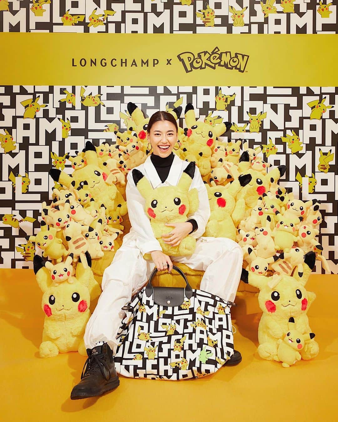 松本優のインスタグラム：「. #LongchampxPokemon コラボアイテム⭐️🤤 . 専用マスクもしっかりゲットした😘🤞🏾 たくさんのピカチュウ共にパシャリ📸 . . @longchamp  #ロンシャン」