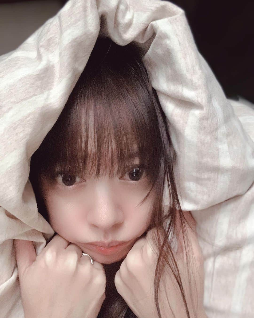 HANAさんのインスタグラム写真 - (HANAInstagram)「HANAちゃん👧🏻ラクな姿勢で安静中…🥺 まだイダイよ～💧 . . お腹も空いたし…(´•ω•`๑) . . そんな中、励ましやお見舞いのコメントを沢山ありがとうございます😭🙏 . . #腰痛#ギックリ腰#安静中#すっぴん#アラフォー#アラフィフ#セルフィー#セルフポートレート#見た目年齢#自己満グラム#大人女子#オトナ女子#美魔女になりたい#熟女#45歳#40代#40代女子#40代ママ#age45#smile#japanese#asianbeauty#followme#photoof theday#instagood」10月9日 13時06分 - hana.87ohana