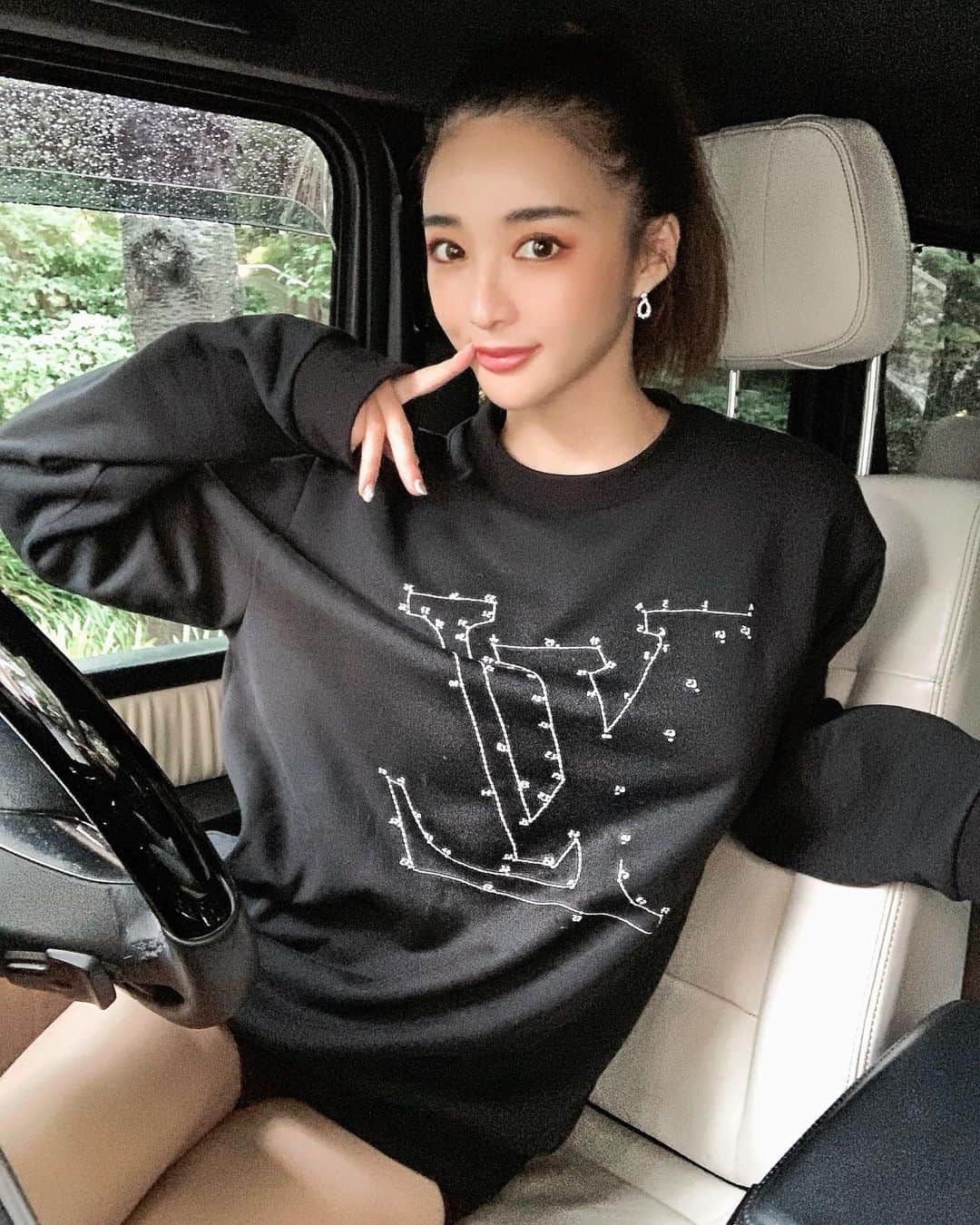 濱野りれさんのインスタグラム写真 - (濱野りれInstagram)「Driving🖤 My car is finally back for the first time in a week after the vehicle inspection⚒✨ I'm a little nervous to drirve In a period of one week😝 I used eyeshadow to make the colors colorful with black @louisvuitton Like or not?🖤 . . やっとゲレンデちゃんが車検から戻ってきた🥺🖤 1週間ぶりの運転キリッとしちゃう😎 今日はお洋服がブラックだから アイシャドーをカラフルなオレンジ系にして色味を🍊 雨だけど素敵な1日にしようね☔️✨ . . #driving #selfie #fridayvibes #blackoutfit #blackcode #fridaymood #louisvuitton #louisvuittonaddict #louisvuittoninternational #lv #lvclothes #autumnfashion #autumncolors #autumnstyle #casualstyle #casualfashion #autumnvibes #2020aw #ヴィトン #ルイヴィトン #秋コーデ #秋服 #ブラックコーデ #車 #ゲレンデ」10月9日 13時06分 - riregram