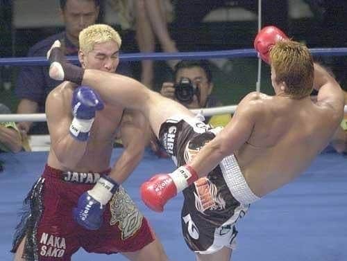 武蔵のインスタグラム：「この前ジムで久々に軽くサンドバッグを蹴ってみたら、ハイキックが全然上がらない💦  ムキになって蹴ってみたけど上がらないものは上がらない。。  くっそー  身体は正直です。  #武蔵 #k1  #空手  #キックボクシング  #karate #kickboxing  #headkick  #fbf」