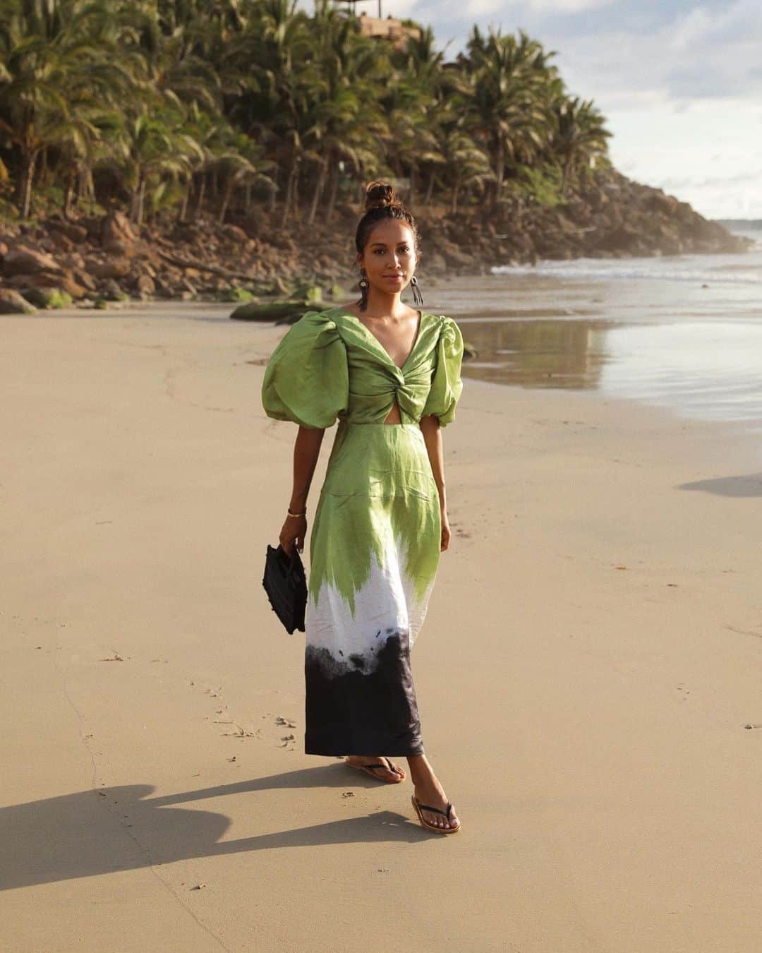 ジュリー・サリニャーナさんのインスタグラム写真 - (ジュリー・サリニャーナInstagram)「beach chic, beach date. 💚 wearing dress from @shopbop」10月9日 4時09分 - sincerelyjules