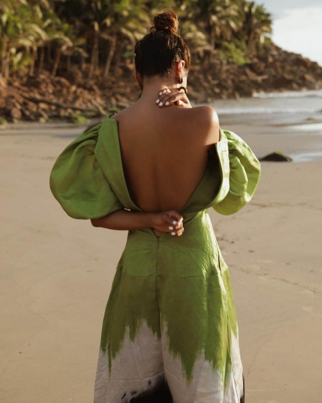 ジュリー・サリニャーナさんのインスタグラム写真 - (ジュリー・サリニャーナInstagram)「beach chic, beach date. 💚 wearing dress from @shopbop」10月9日 4時09分 - sincerelyjules