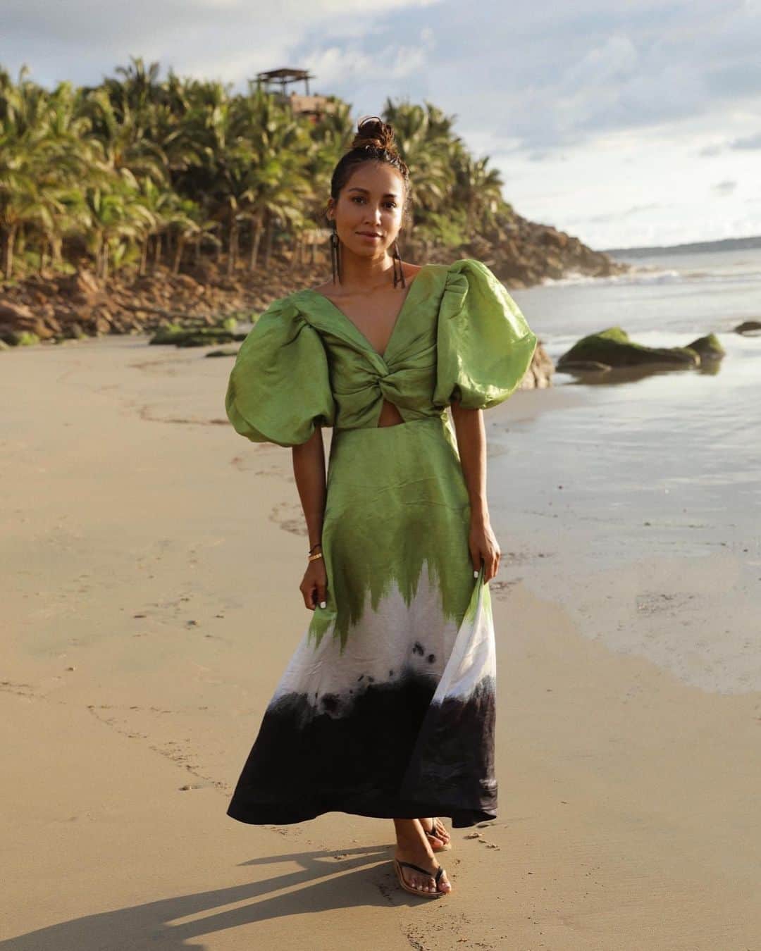 ジュリー・サリニャーナのインスタグラム：「beach chic, beach date. 💚 wearing dress from @shopbop」