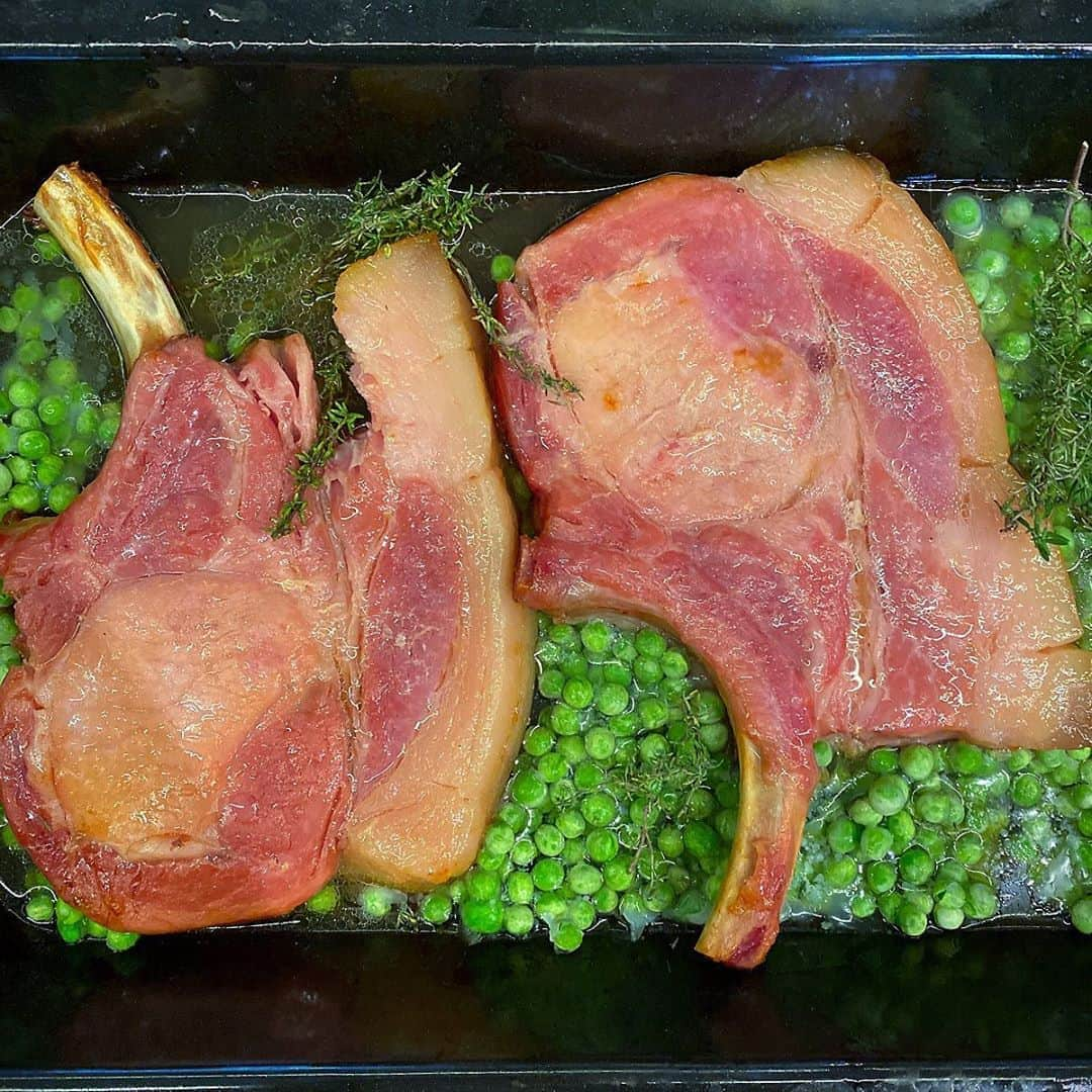 ナイジェラ・ローソンさんのインスタグラム写真 - (ナイジェラ・ローソンInstagram)「Slow-cooking @meatpeter’s dry-cured sugar pit bacon chops with peas, cider and thyme (added more peas after taking this pic!) #pinkandgreen」10月9日 4時11分 - nigellalawson