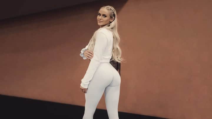 Anna Nyströmのインスタグラム：「A glimpse of todays lower body workout! 👊🏼 Link in bio to watch full video 🖤」