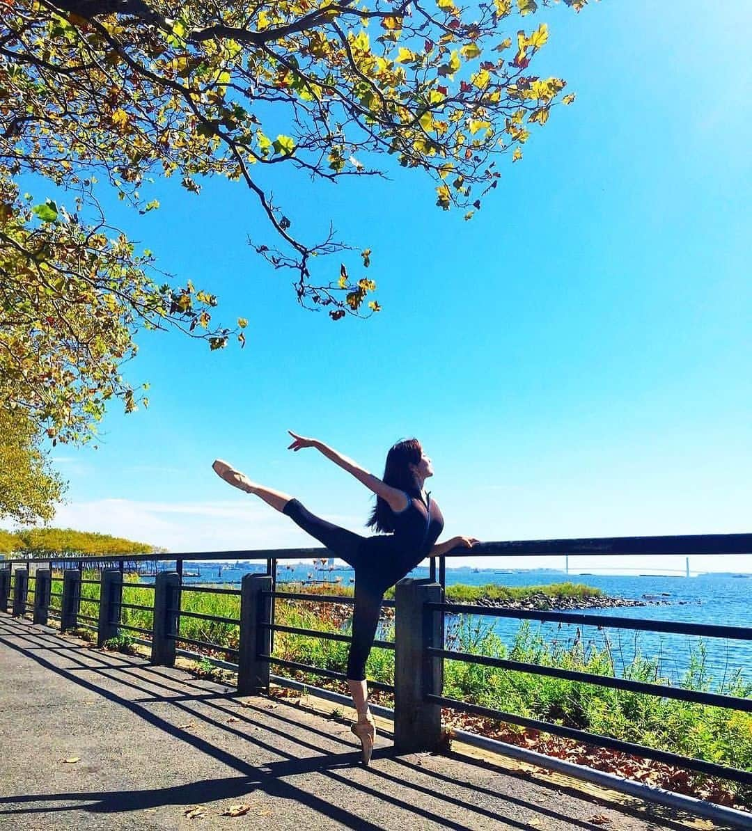 メロディー・モリタのインスタグラム：「"Every leaf speaks bliss to me, fluttering from the autumn tree." ☺️🍁🍂  #NY #ballet #enpointe #ニューヨーク #秋」