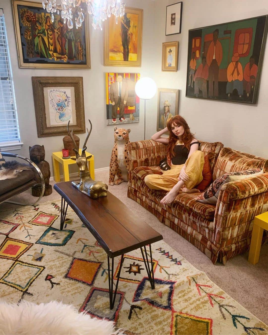 ジェーン・アルドリッジのインスタグラム：「This room used to be my least favorite in our new house (dark, small, no designated purpose) but now it’s my favorite! And it’s the only sofa in the house while I wait for our main living room sofa to arrive 😍 can’t wait to style it out.」
