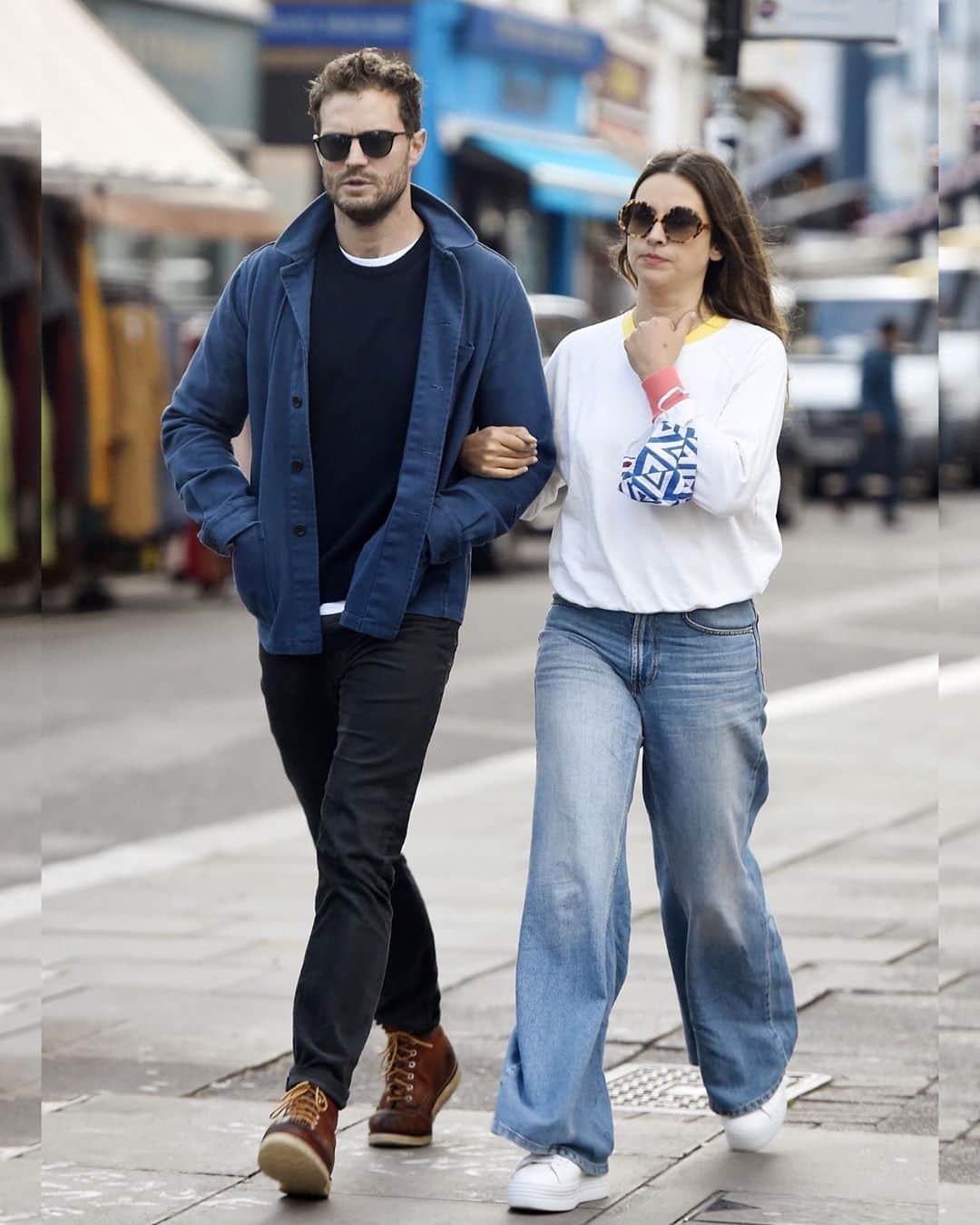 Just Jaredさんのインスタグラム写真 - (Just JaredInstagram)「@jamiedornan and his wife @awarnermusic grab lunch and do some shopping in London. The pair wore face masks when walking indoors to help stop the spread of COVID-19.  #JamieDornan #AmeliaWarner Photos: Backgrid」10月9日 4時43分 - justjared