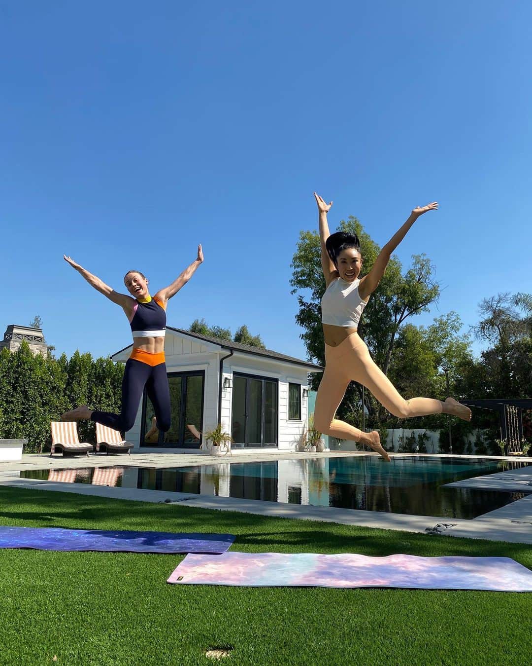 ブリー・ラーソンのインスタグラム：「Me: I can totally do a 100 sit up challenge with @blogilates   Also me: whatever noise it is I made in this clip  Also me: watch this now on YouTube!」