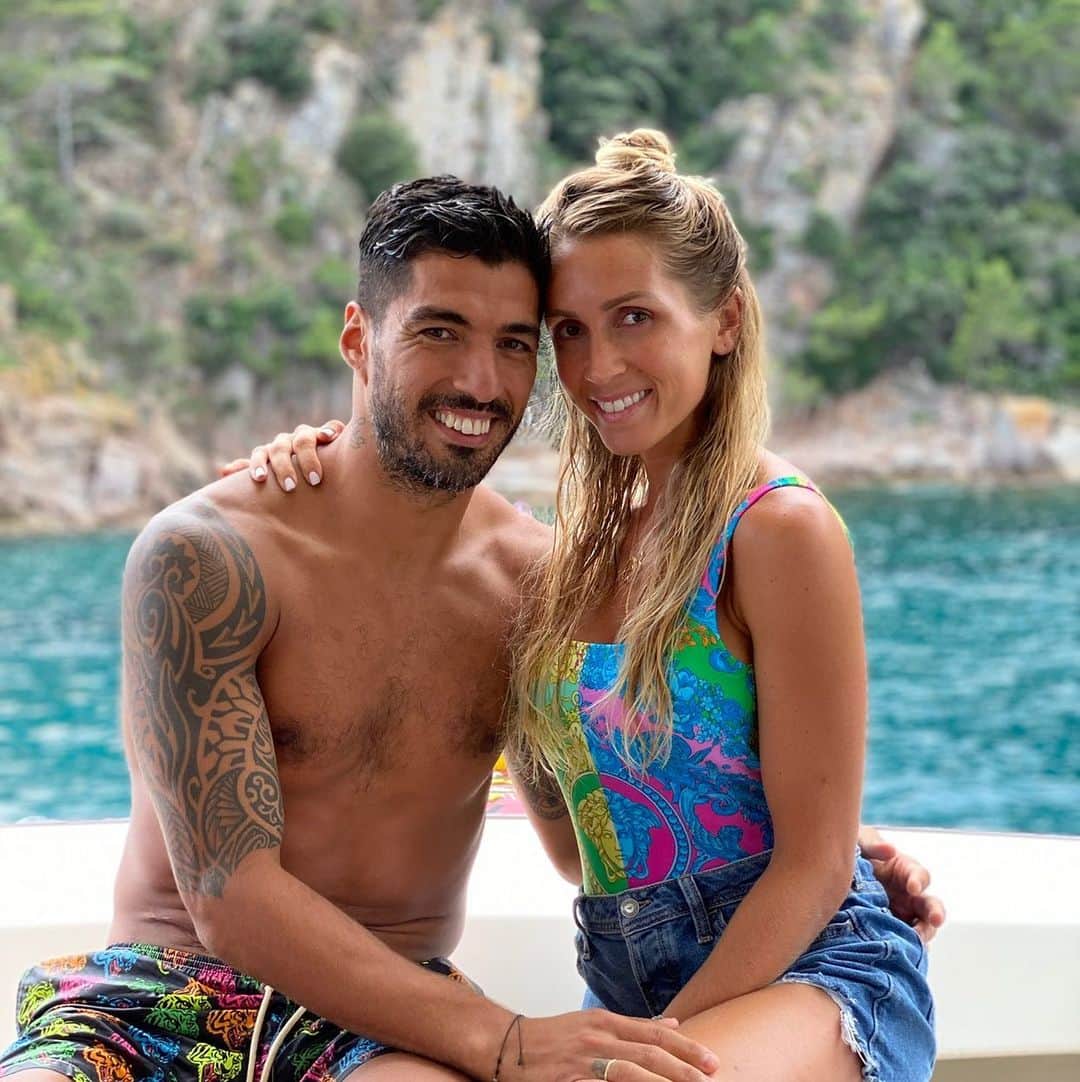 ソフィア・バルビのインスタグラム：「18 años a tu lado... y solo puedo decirte que ojalá sea toda la vida.... Te Amo! ❤️😍🥰」