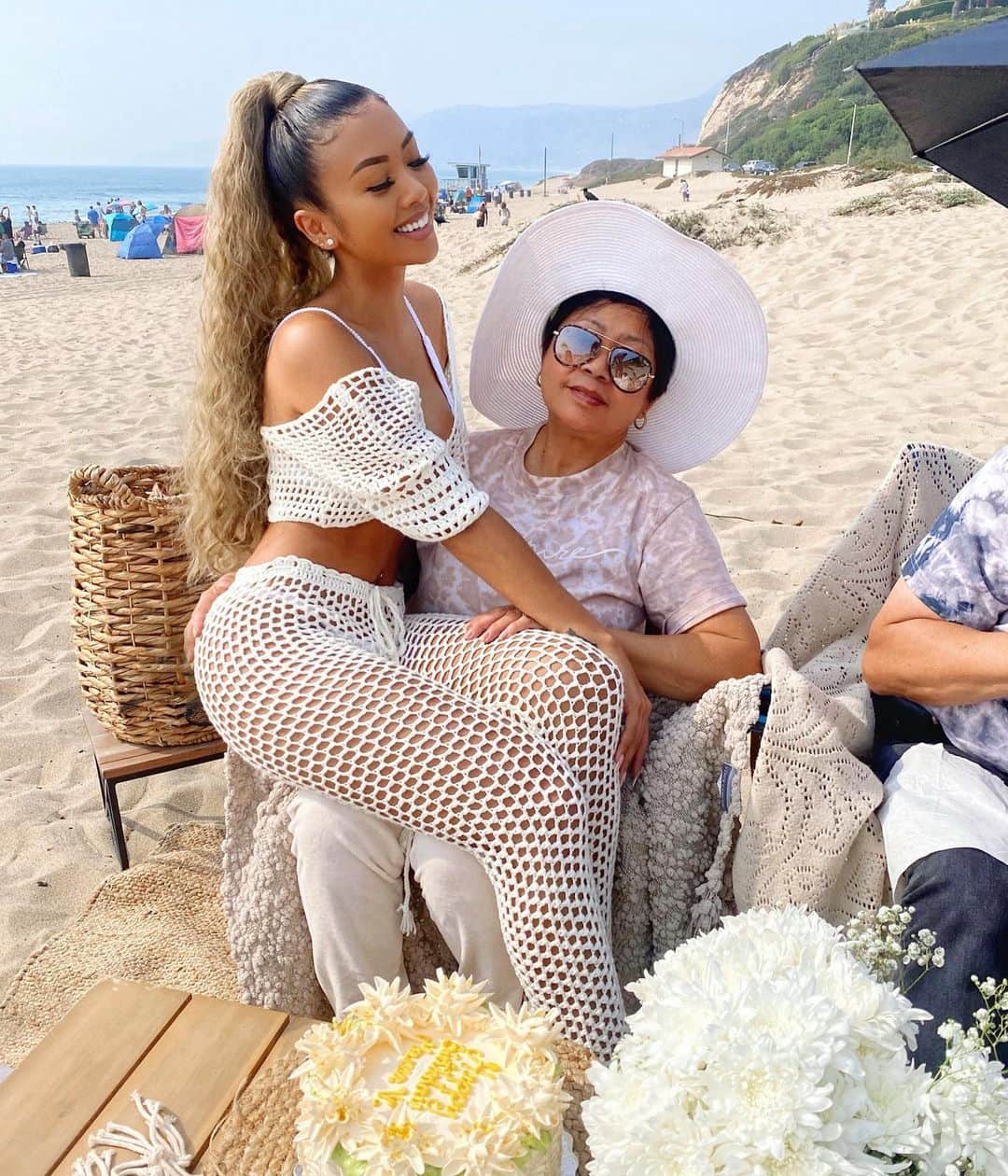 リアン Vのインスタグラム：「Mama’s little girl forever! ✨ Happy Birthday @therealmommyv 💕 The woman that raised me to be everything I am today. I love you!   Special thank you to @socalpicnics for helping me set up the perfect picnic! 😍 And @skyballoonbar for the beautiful balloons! 🎈」