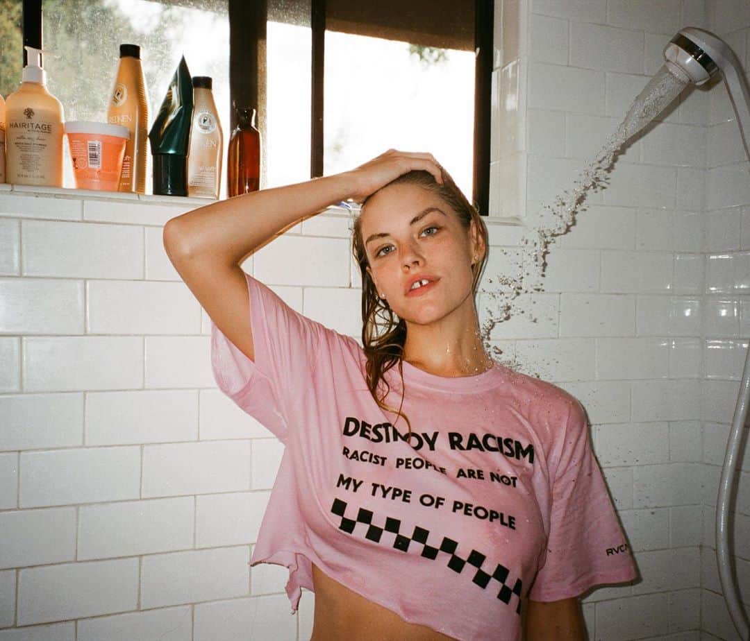 Ashley Smithさんのインスタグラム写真 - (Ashley SmithInstagram)「Destroy Racism 🔨 just checking in that we are all still educating ourselves on how to recognize and dismantle the systemic racism in this country. Be apart of this necessary change, please VOTE 🗳   Shirt by @rvca and @oscar.langburne ✨ link in BIO to purchase. All proceeds go to @innercityarts」10月9日 4時48分 - therealashsmith