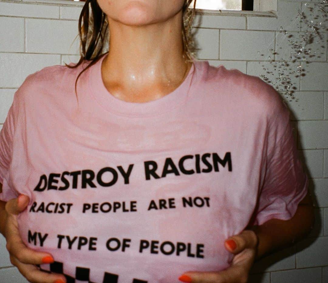 Ashley Smithさんのインスタグラム写真 - (Ashley SmithInstagram)「Destroy Racism 🔨 just checking in that we are all still educating ourselves on how to recognize and dismantle the systemic racism in this country. Be apart of this necessary change, please VOTE 🗳   Shirt by @rvca and @oscar.langburne ✨ link in BIO to purchase. All proceeds go to @innercityarts」10月9日 4時48分 - therealashsmith