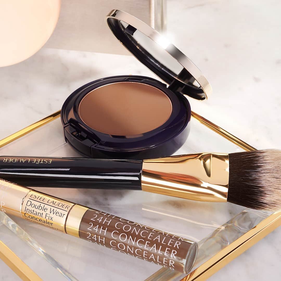 のインスタグラム：「#DoubleWear, your way. Dual-sided #DoubleWear Instant Fix Concealer allows you to prep, conceal, or both! Follow up by adding flawless coverage that you can customize with #DoubleWear Stay-in-Place Matte Powder Foundation – medium, full or sheer coverage is up to you! Tap to shop these #EsteeEssentials!」
