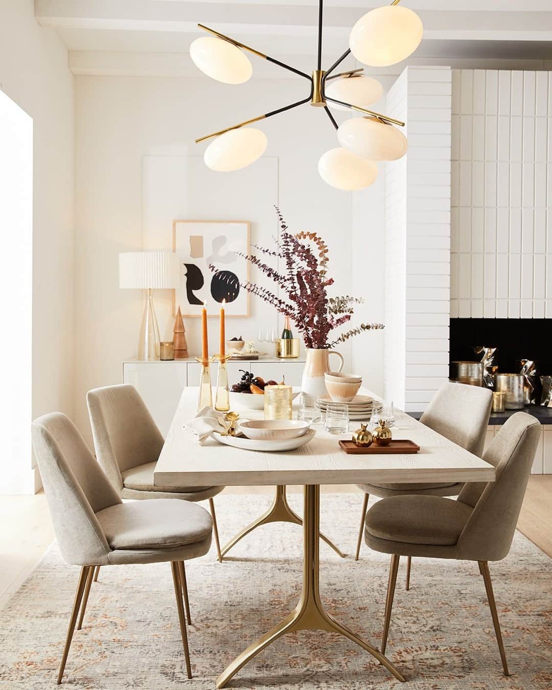 west elmさんのインスタグラム写真 - (west elmInstagram)「Gather 'round the Avery Wishbone Dining Table, made for everyday dinners, family gatherings and everything in between. Link in bio to shop this look ✨」10月9日 5時00分 - westelm