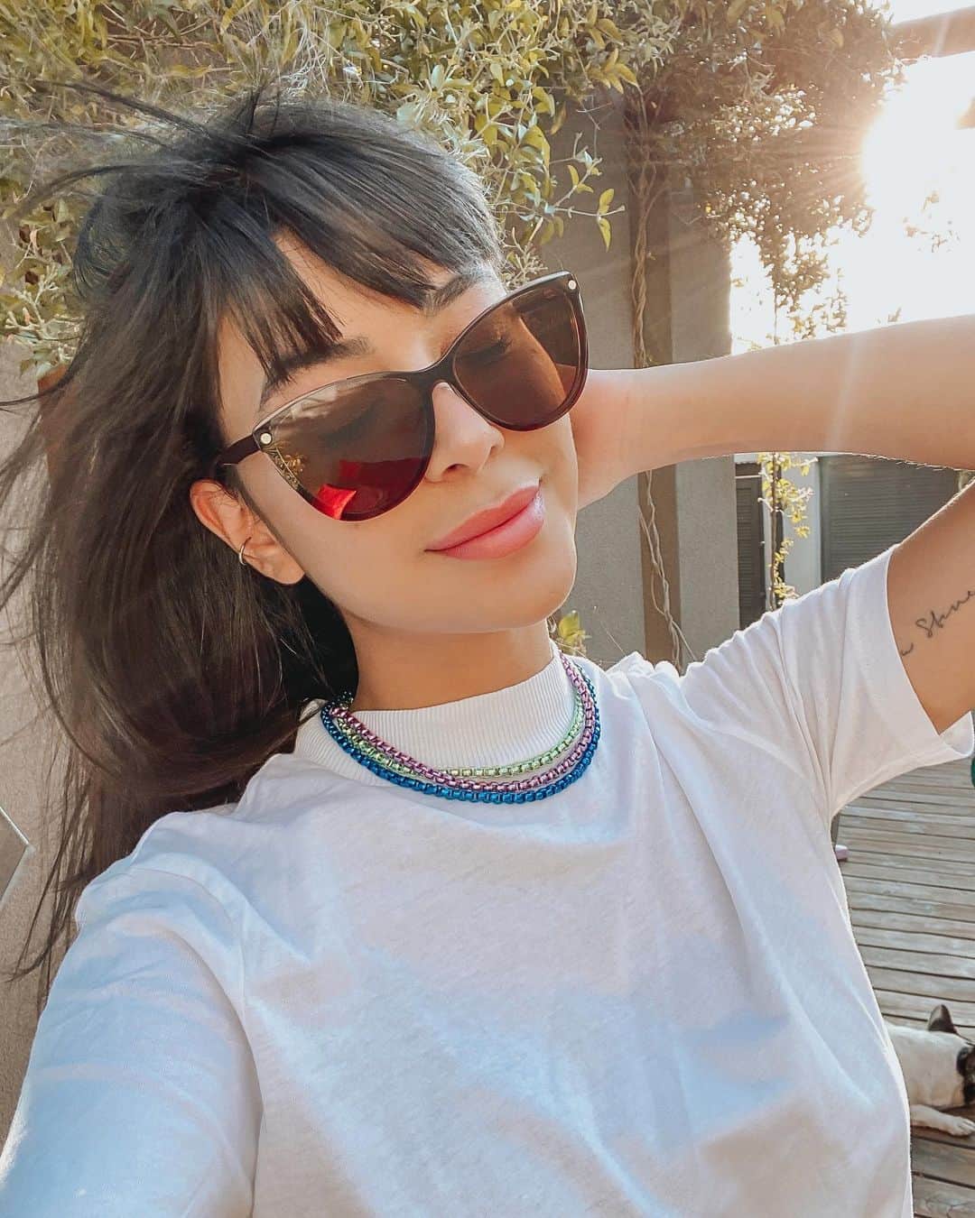 Gabriela Salesのインスタグラム：「Lacrinhas! Cês sabem que eu amooo os óculos da @oculos_lindamenina , né? Sempre falo deles pra vocês e agora vou dar uma super dica! Eles estão com uma promoção que comprando 2 você leva o 3º de graça!!! Você pode escolher com grau ou só a armação. Esse que estou usando é o 2 em 1 Kaila marrom! Perfeito!!! Ah! E ainda tem + 15% de desconto pra quem usar o meu cupom: RICA15 💕💕💕 *publi」