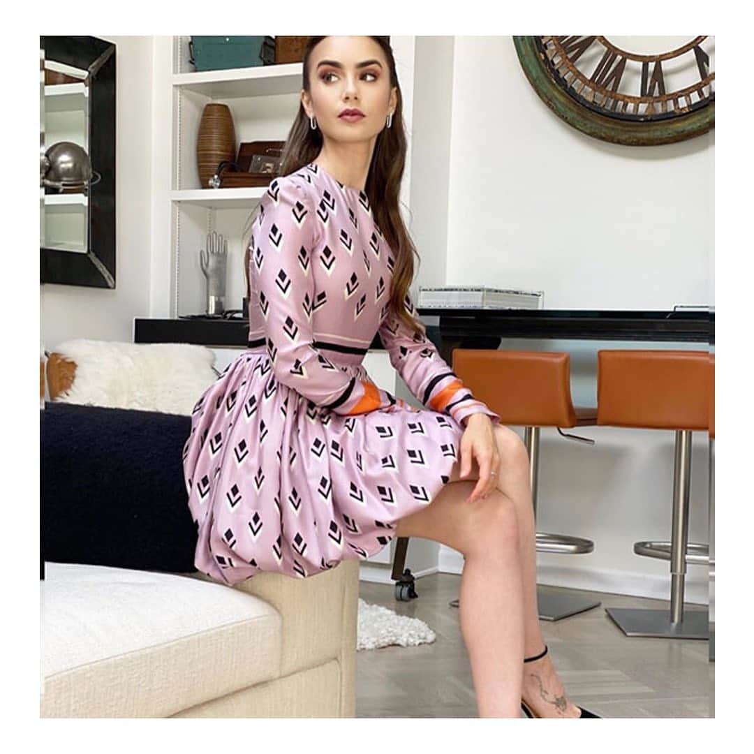 Valentinoさんのインスタグラム写真 - (ValentinoInstagram)「For a press event for “Emily in Paris,” the series star, @lilyjcollins, was photographed in full Valentino looks. GIF by @voguebrasil #ValentinoNewsstand」10月9日 5時06分 - maisonvalentino