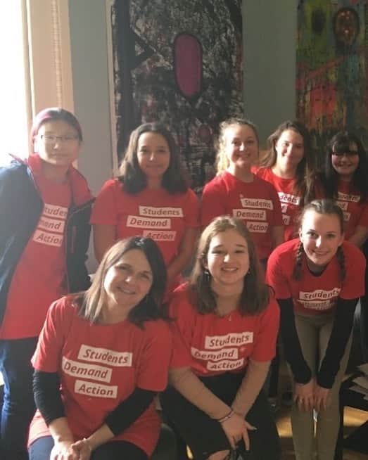 イアン・ハーディンクのインスタグラム：「Thank you so much, Ian, for lending your platform today to highlight this important work and hi everyone! My name is Maddie and I’m a volunteer leader with @studentsdemand, a national movement of high school and college-aged activists working to end gun violence in America.   This year, I’m so excited to work with my fellow student activists to volunteer on Election Day to help ensure every voter’s access to the ballot box through the #DemocracyDemandsAction. This program makes it so easy to volunteer on Election Day by signing up to be a poll worker, a poll monitor or a member of a voter support squad.   Even though I am too young to vote in this election, it is important to me that every eligible voter is able to cast their ballot so, this year, I am volunteering as a poll worker in my home state of Vermont. Poll workers are an integral part of making the voting process smooth and I’m glad I’ll be able to help out. We need committed poll workers who care, so I hope you’ll check out Democracy Demands Action and join me by texting DEMOCRACY to 644-33」