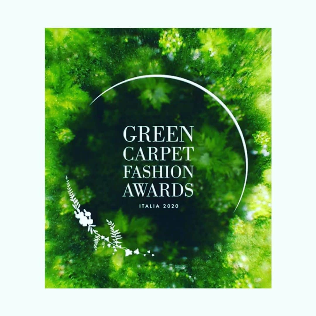 ベサニー・ジョイ・レンツさんのインスタグラム写真 - (ベサニー・ジョイ・レンツInstagram)「October 10th! @ecoage hosts the #gcfaltalia #GreenCarpetFashionAwards virtually. You’re going to see and learn some amazing things. I can’t wait to show you the incredible piece of sustainable, wearable art I found with my stylist @aeraidpr @joanneblackstylist  • The Fashion industry produces 4% of global solid waste and appx 8% (9.3 billion tons) of global carbon emissions 🤮 I’m SO thrilled to be learning more and participating in one of the biggest fashion events of the year— all about #SUSTAINABILITY and ART. Much more to come this week!! @cameramoda」10月9日 5時15分 - joylenz