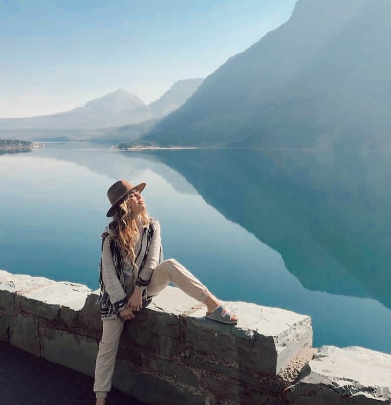 タラ・リピンスキーのインスタグラム：「I needed you Montana. It was the perfect place to recover and take in some fresh air and beautiful views.✨🍂✨Now back to Cali. 🌴」