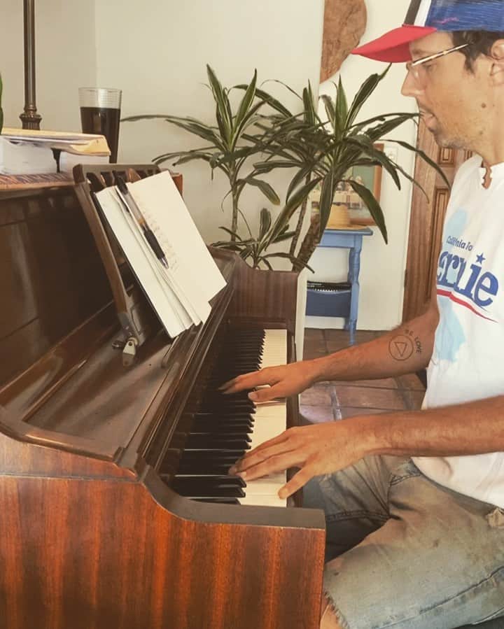ジェイソン・ムラーズのインスタグラム：「#voteearly #votenow #votelouder #bidenharris2020 @headcountorg」