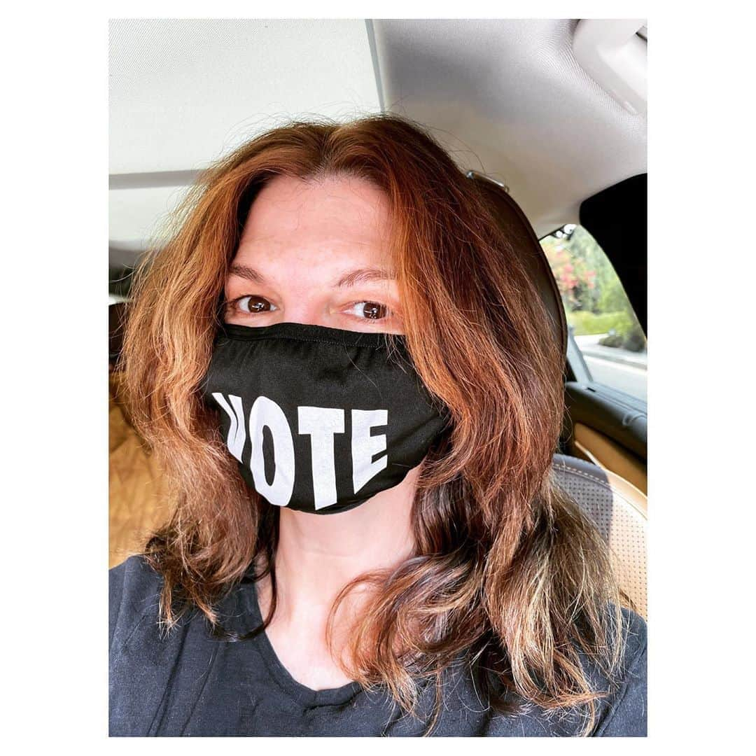 ジーン・トリプルホーンのインスタグラム：「Mask ✅ Vote ✅  Call hair salon ✅⁣ ⁣ ⁣ ⁣ #vote #voteearly」