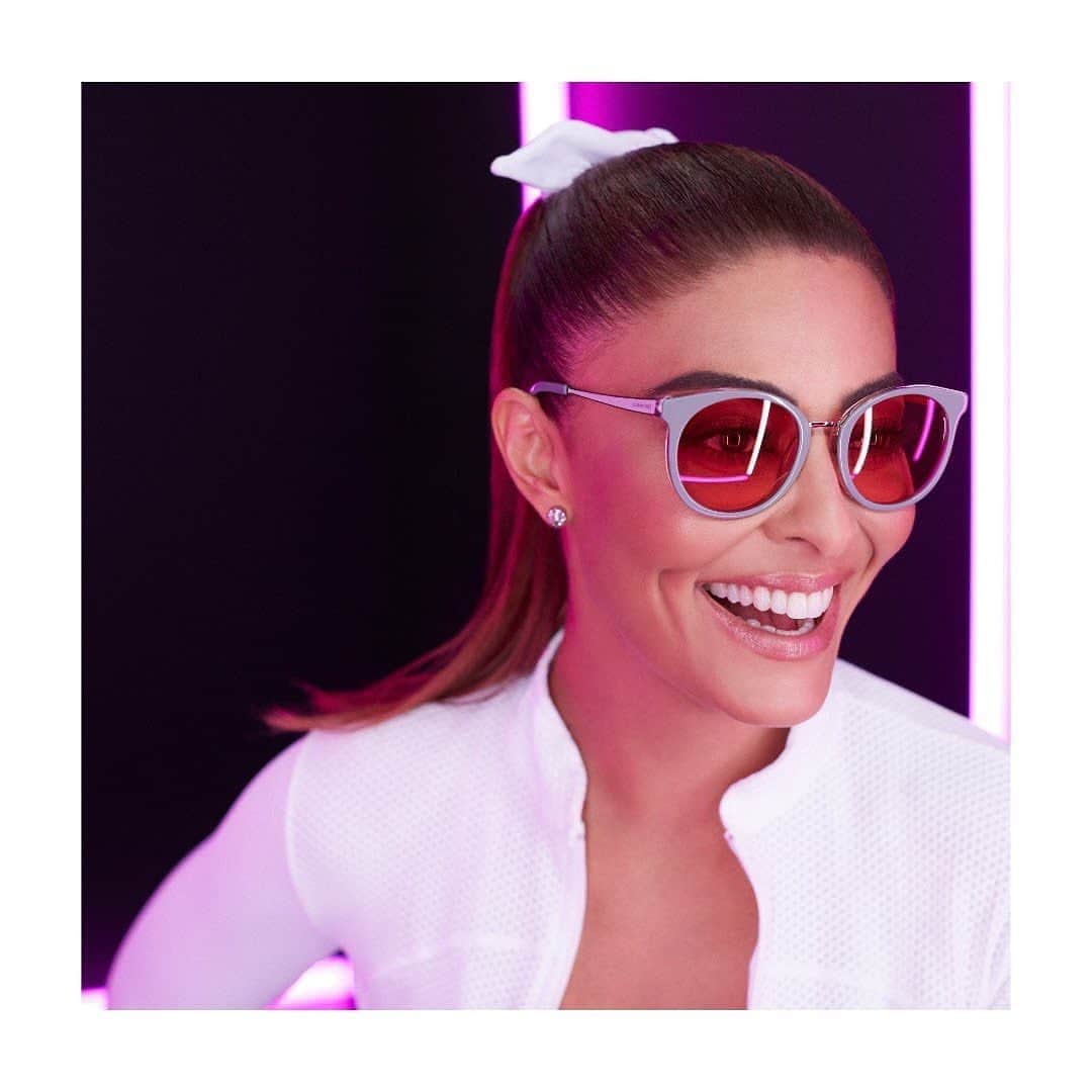 ジュリアナ・パエスのインスタグラム：「Sorriso sincero de quem ficou SE ACHANDO com esse óculos todo moderninho! Hahahahaha @albertooculista」