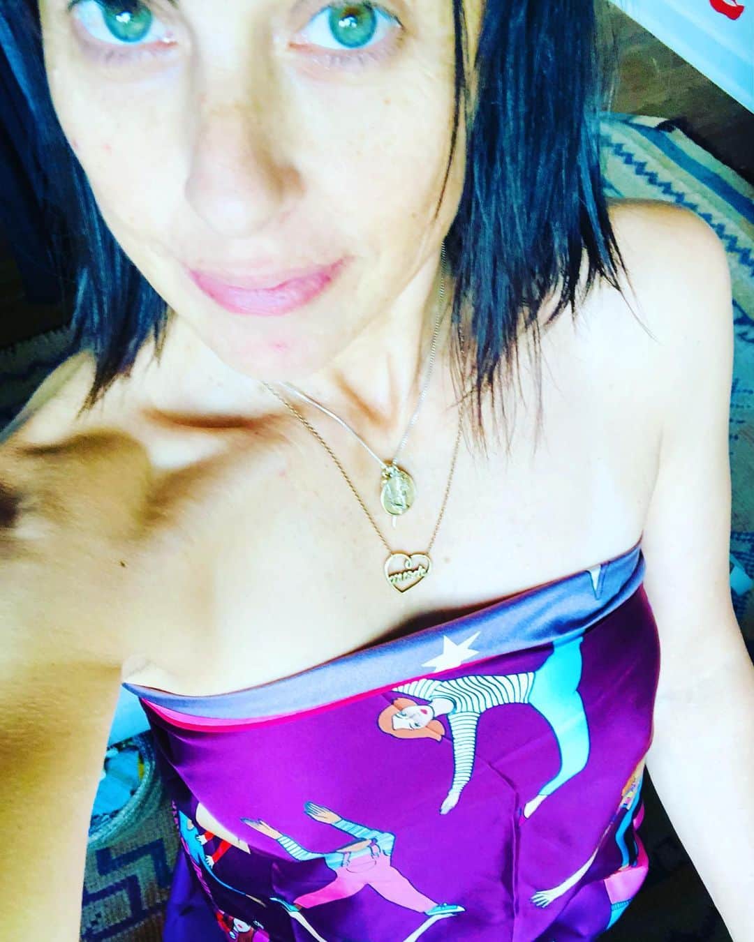 コンスタンス・ジマーのインスタグラム：「No make up. No clothes, except a scarf as a dress? A cape? Why not? It’s big enough to do all sorts of things with it! As females, we are strongest when we lift each other up! I always get excited around this time of year, not just because it’s my bday in 3 days, it’s a special time to lift up and celebrate women who have fought and continue to fight breast cancer (including many of my friends and step mom!!) Thanks to @talbotsofficial they donate 10% of net proceeds from this @karenmabon scarf (2 other designs online) to @susangkomen in the fight to end breast cancer. A way to give back and pay it forward! 3 different scarfs only available til 10/31!! 💜💙💚#talbotsxsusangkomen #womensupportingwomen」