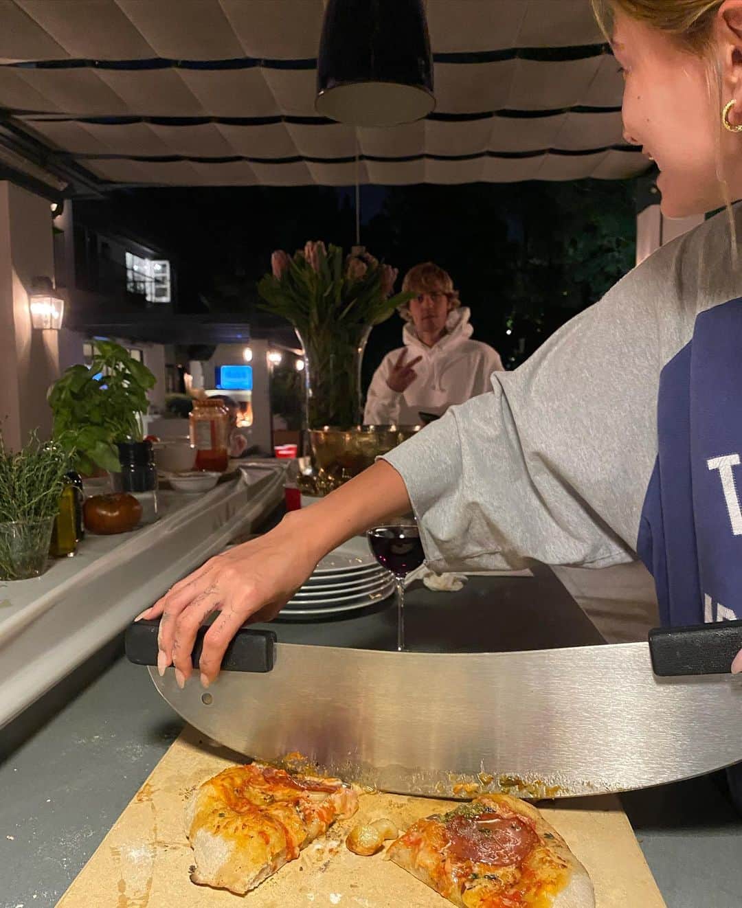 ハイレイ・ロード・ボールドウィンさんのインスタグラム写真 - (ハイレイ・ロード・ボールドウィンInstagram)「Pizza night at ours once a month」10月9日 5時39分 - haileybieber