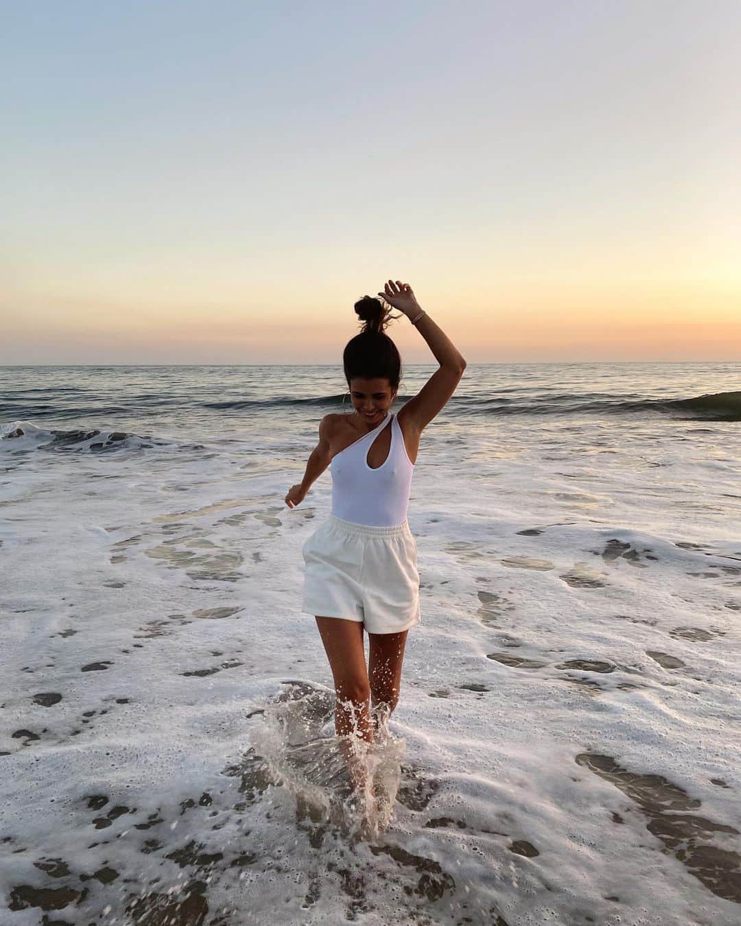 Collage Vintageのインスタグラム：「A day at the beach playing with the cold water 💦」