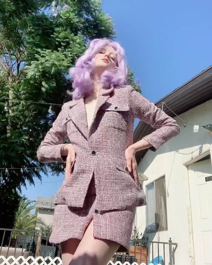 アリソン・ハーバードのインスタグラム：「shoutout to my #1 babe @sophiesumner8 & @aveclesfilles for this look 🦩💕 not only are the clothes gorgeous but the message is amazing #womensupportingwomen」