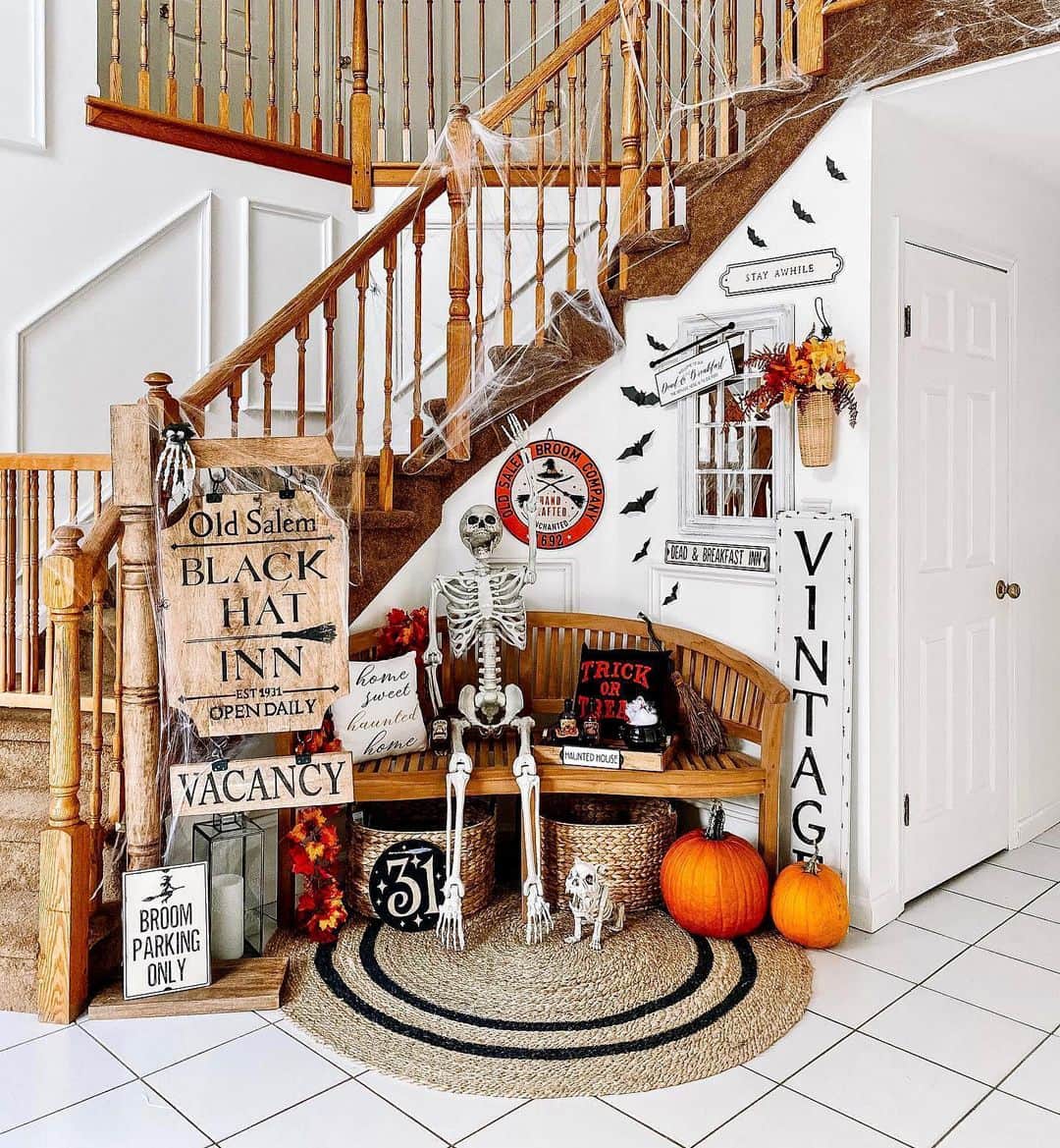 HomeGoodsさんのインスタグラム写真 - (HomeGoodsInstagram)「This sp🎃💀ky entryway was love at first fright (📸: @thatgirllaney)」10月9日 5時48分 - homegoods