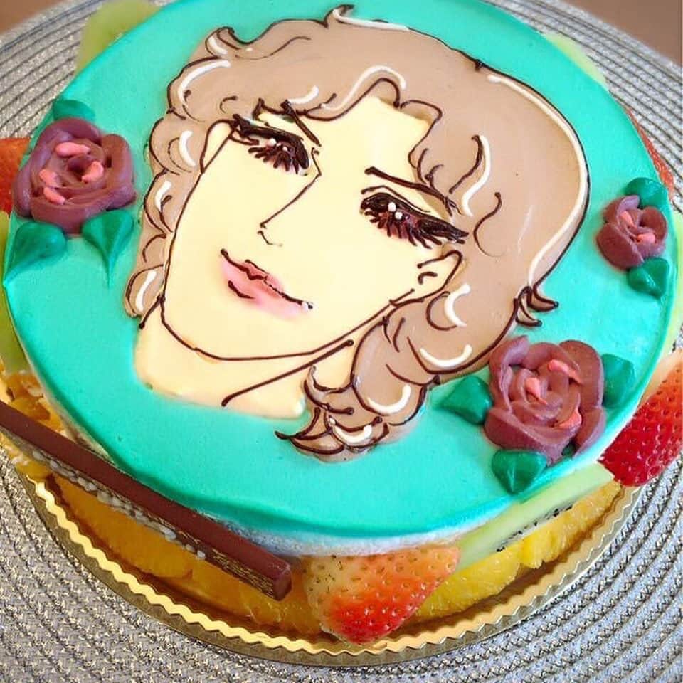 星那美月さんのインスタグラム写真 - (星那美月Instagram)「母の誕生日に真澄様のケーキにしてちゃんとプレートに"あなたのファンより"て書いてもらったんだけども昔のおめめキラキラ漫画はケーキ屋さん難しかったのかも🥀  #ガラスの仮面 #真澄様 #紫の薔薇の人」10月9日 5時55分 - mitsukihoshina