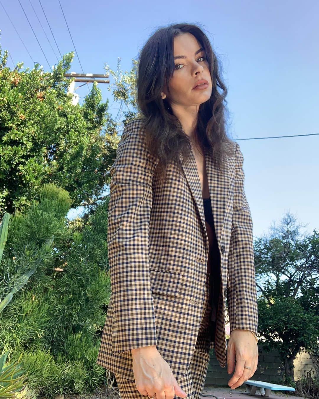 ケリー・オックスフォードのインスタグラム：「The plot lines for 2020 have been wild. Biden/Harris winning will be our huge third act victory. So, please, vote if you have the right to vote. Use your right to vote to end this bullshit Trump guy. He will destroy your country. I put on a suit and clenched a fist like Arthur to show you I mean business. #votehimout」