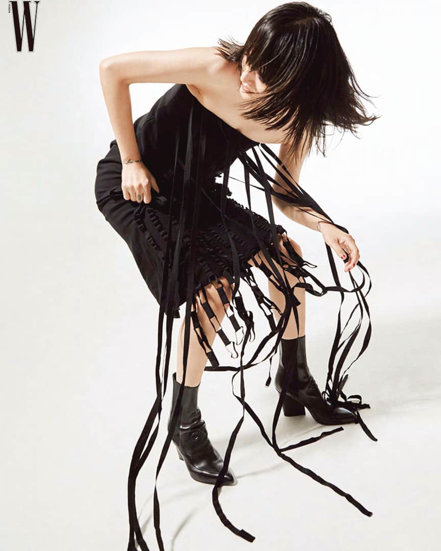 サルヴァトーレ・フェラガモのインスタグラム：「Modern, playful and fun. Embracing a contemporary fall aesthetic with a grosgrain chain fringe dress and tapered Gancini ankle boots on the pages of @wkorea.」