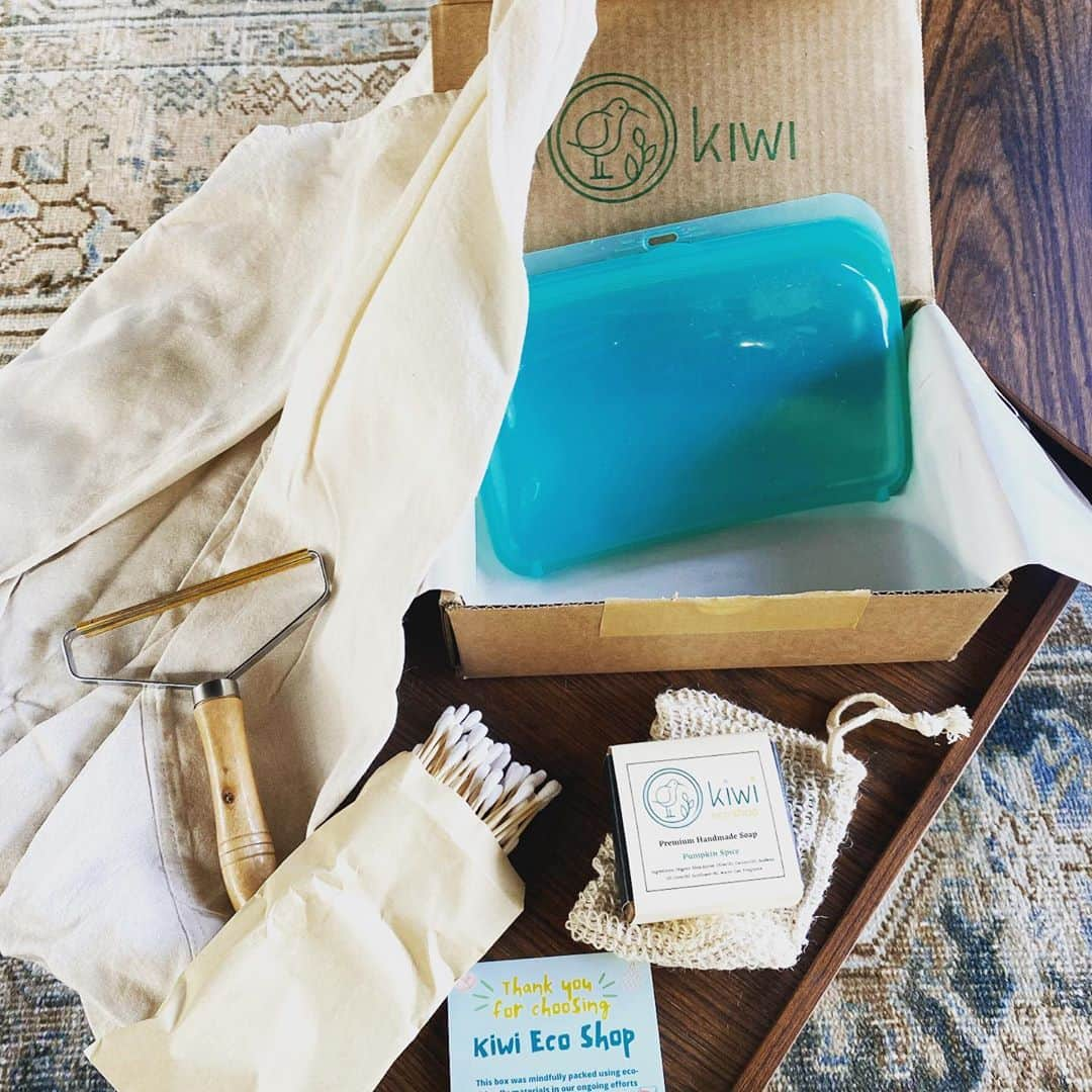 道端ジェシカさんのインスタグラム写真 - (道端ジェシカInstagram)「My @kiwiecobox is here! 🎁  This month’s kiwi eco box features wood lint remover, multi purpose bag, premium handmade soap, soap exfoliating bag, silicon lunch bag and bamboo cotton swab!   Perfect timing as I’m about to run out of my cotton swabs!  You can use my code JESSICA25 for 25% off your first Kiwi eco box😘😘  I love being conscious about the environment, living sustainable as possible, and love supporting companies that do good for our Mother Earth🌏💙💚💛🧡❤️」10月9日 6時07分 - jessicamichibata