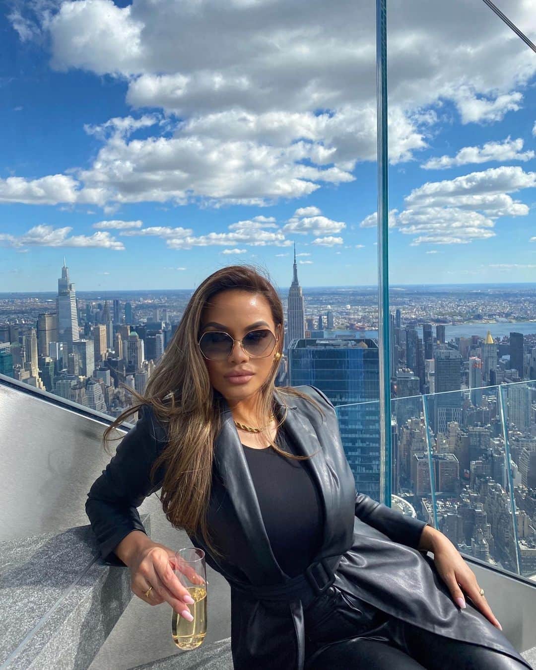ダフネ・ジョイのインスタグラム：「Oh New York.... 🖤」