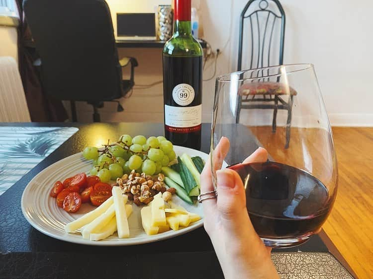 アヤカ・ウィルソンさんのインスタグラム写真 - (アヤカ・ウィルソンInstagram)「___  quarantine quarantine I don’t really hate you now veggie,cheese & wine chilling with my Netflix ♥️♥️♥️  There is only until season four in Japan so I was screaming yessss!! when I saw the last two seasons out over there 😆😆  このドラマめちゃくちゃ面白い！！ 今まで250シーズン(250話じゃないよ😙)以上のドラマを観てきたけど、好きなドラマランキングに絶対入る！ ミステリーであり、サスペンスであり、専門用語もたくさんあって、ずっと頭をフル回転にしてテレビに釘付けになれる😍😍  それぞれのキャラクターとバックグラウンドもしっかりしていて、捻りもたくさんあって、、🥰 強い女性はやっぱり魅力的😍😍 うん、とりあえずオススメ♥️♥️笑笑  #howtogetawaywithmurder @howtogetawaywithmurder #netflix #殺人を無罪にする方法 #オススメドラマ #カナダで作ったメルロー #赤ワイン好き」10月9日 6時14分 - ayakawilson_official