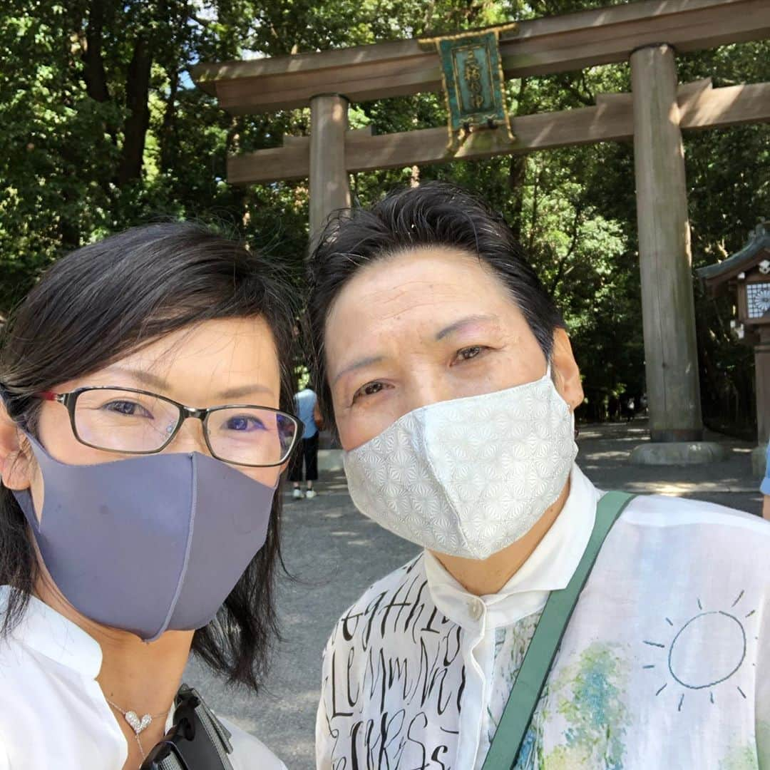 生島早織さんのインスタグラム写真 - (生島早織Instagram)「母と過ごす休日⛩  1時間ゆっくり歩いて〜  「何だこれ〜🕸🕷』  ランチして自宅に戻ると数時間後イエローマンが帰って来た❤️  パンツマンも帰って来た🩲🤣❤️  また明日から頑張ろう⛳️💪  #双子育児 #双子ママ #母と2人で #三輪明神 #地元です #双子それぞれ #幼稚園から」10月9日 6時20分 - saori.ikushima